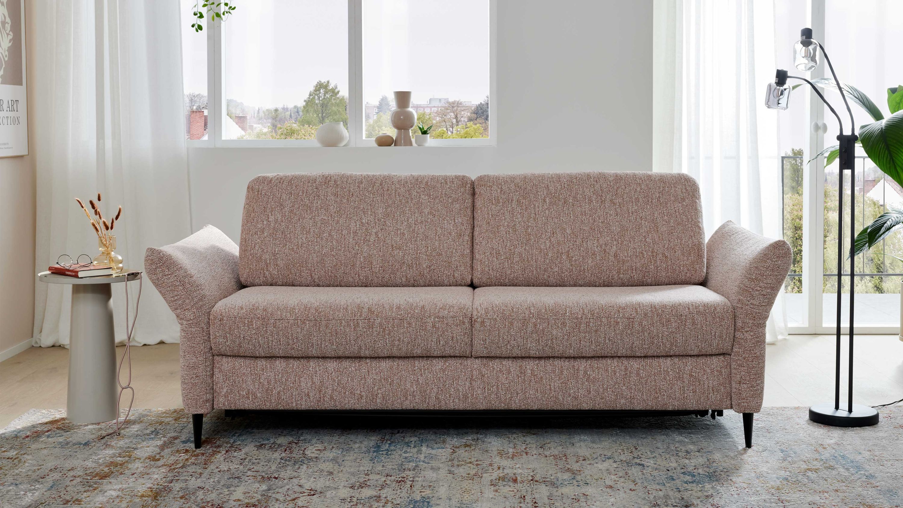 Schlafsofa mit zwei Rückenlehnen und breiten Armlehnen in sienafarbenem Stoff mit schwarzen Füßen