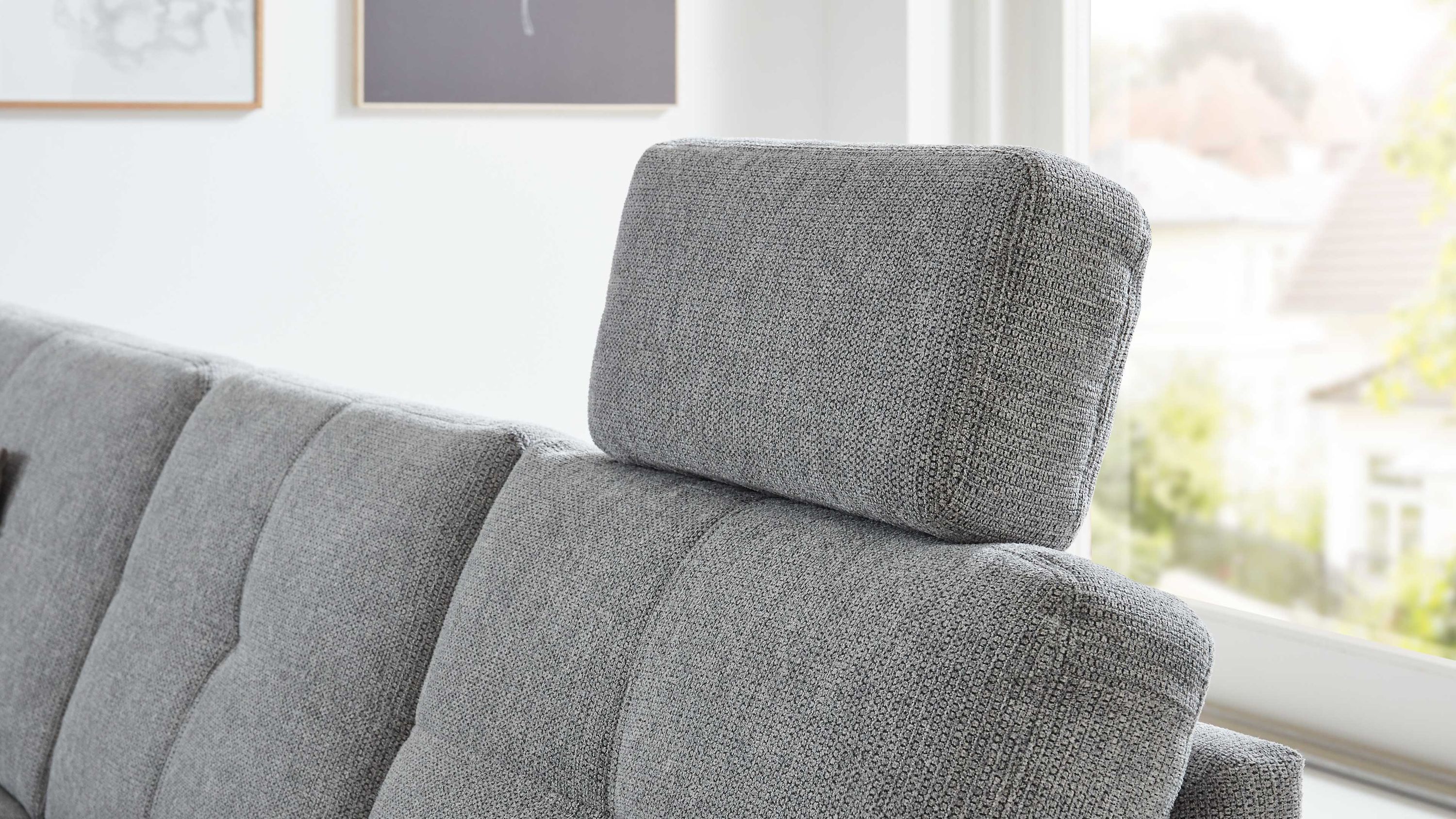 Große rechteckige Kopfstütze aus frostgrauem Flachgewebe auf grauem Sofa