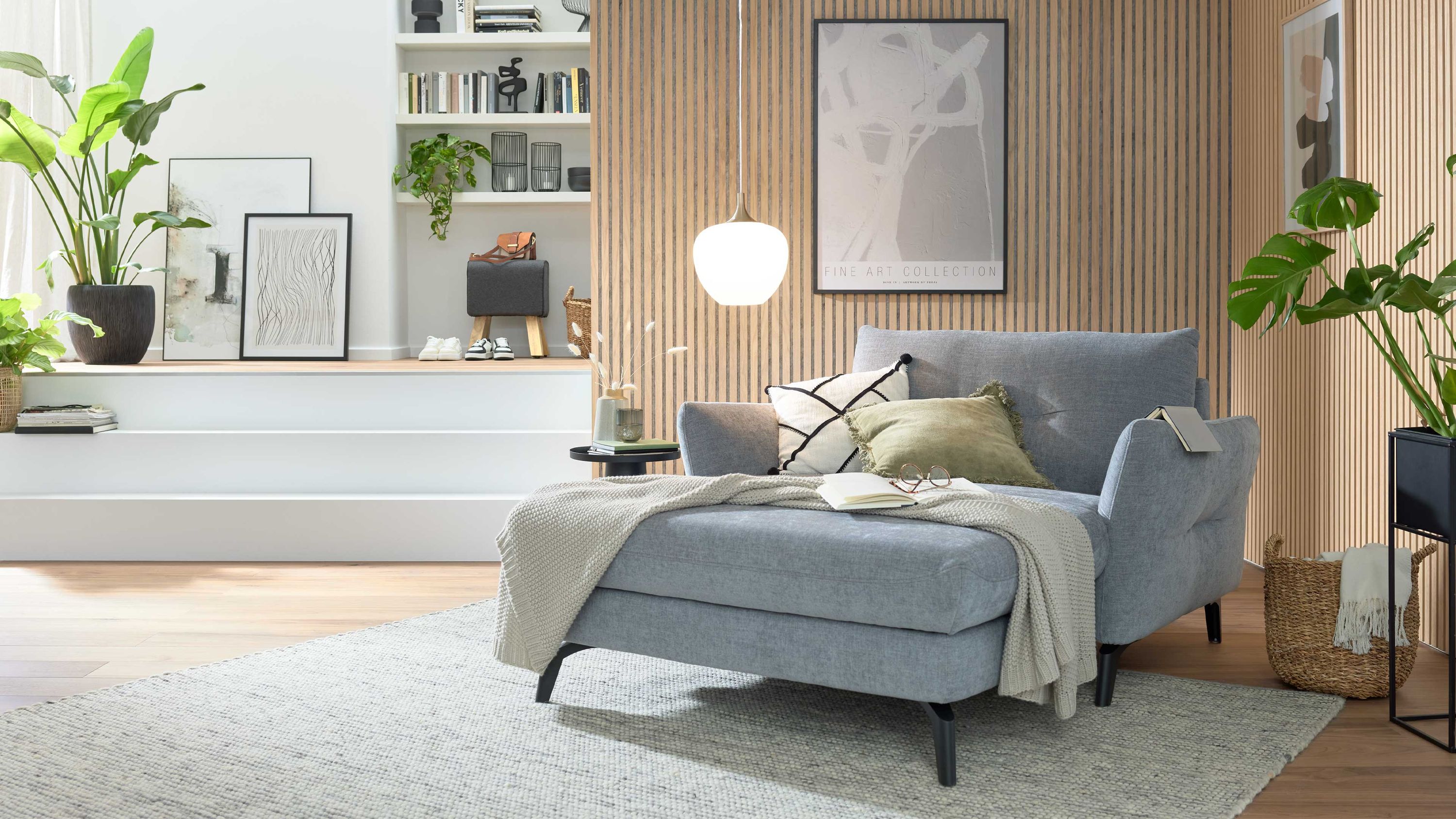Chaiselongue mit taubenblauem Bezug und schwarzen Metallfüßen in modernem Wohnzimmer