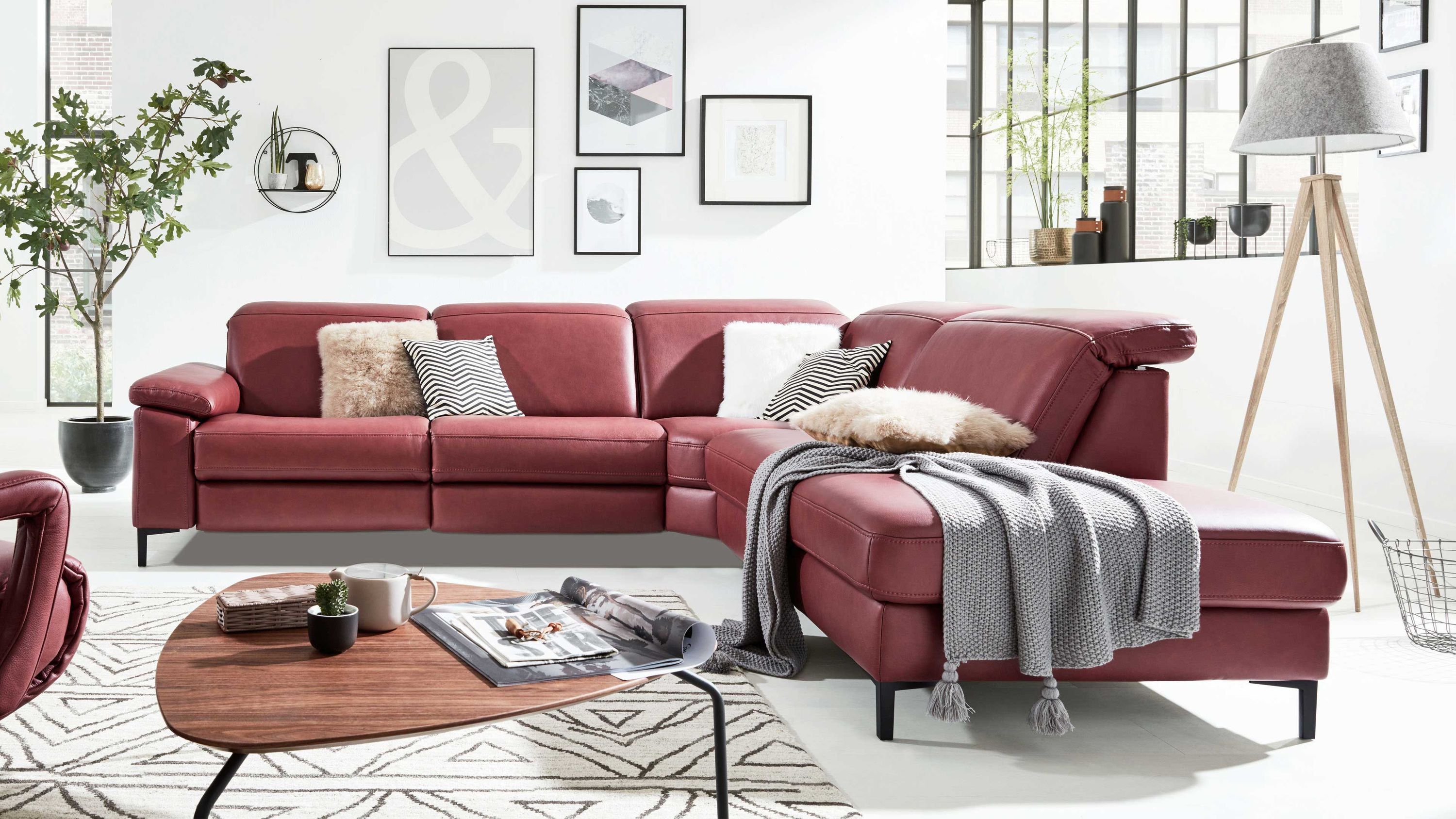 Ecksofa aus barolofarbenem Leder mit Metallfüßen Ecksofa mit barolofarbenem Lederbezug und schwarzen Metallfüßen in modernem Wohnzimmer