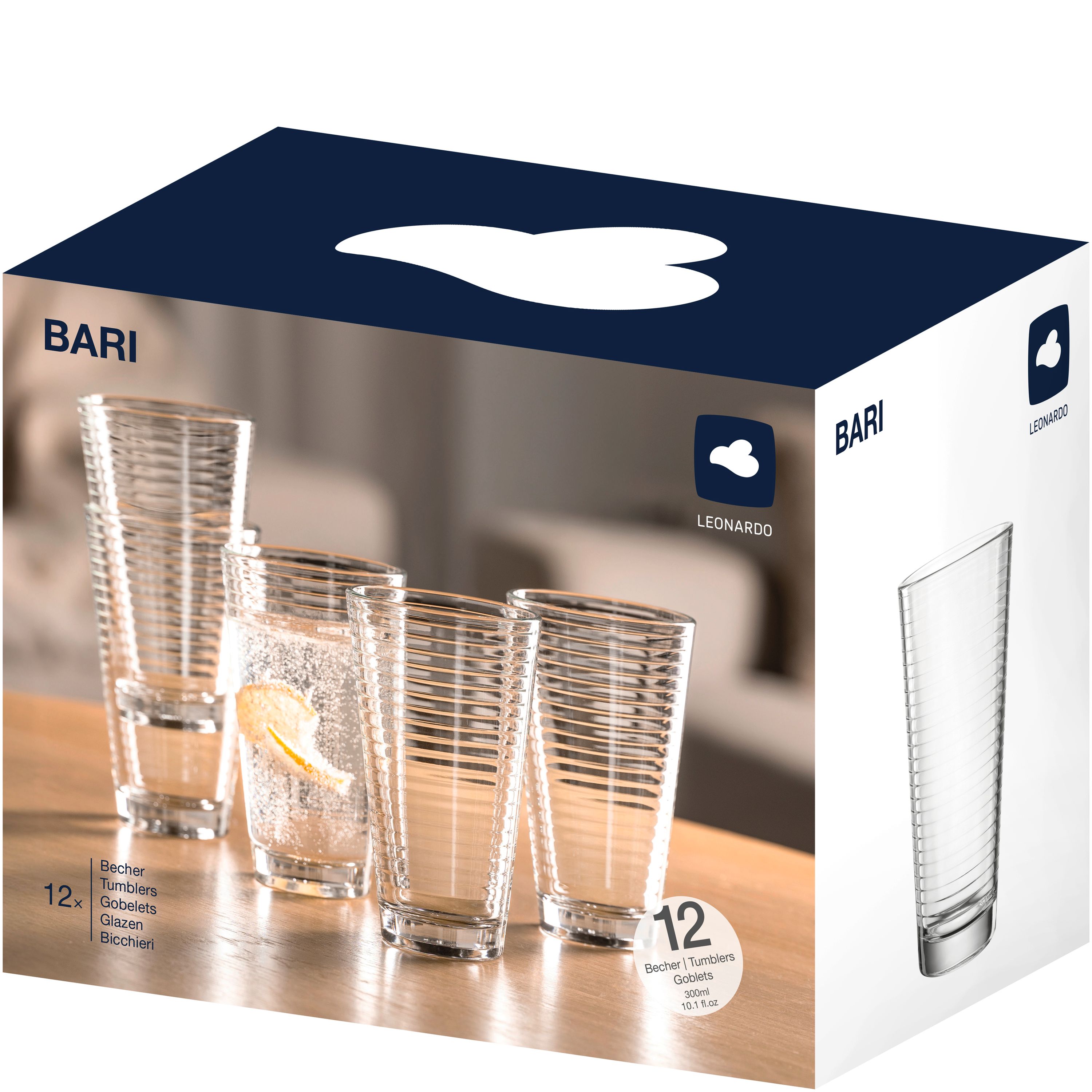 Zwölf transparente Longdrinkbecher mit geriffelter Oberfläche auf Holztisch