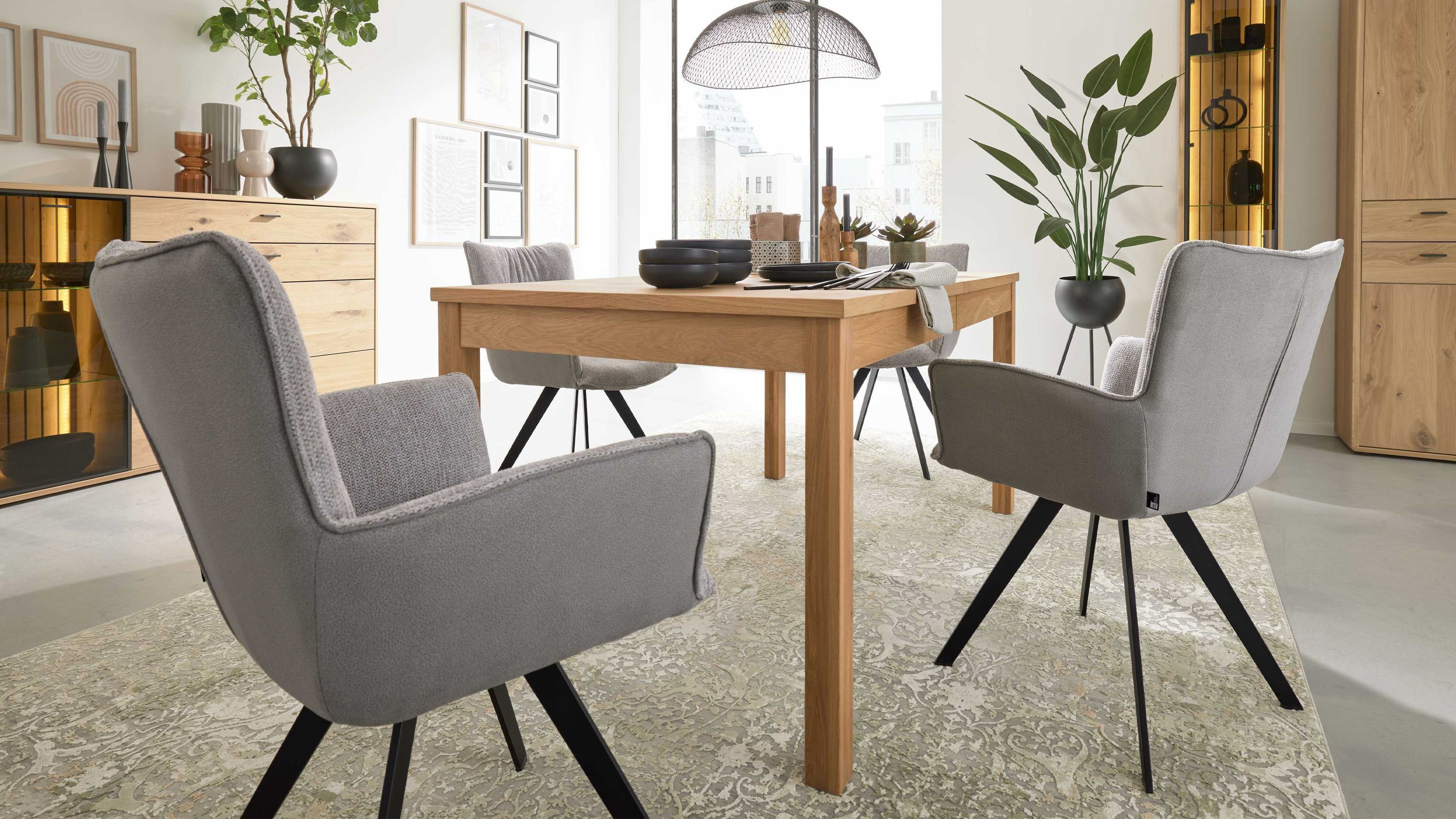 Auszugtisch mit rechteckiger Tischplatte und vier Beinen in Holzoptik in einem Wohnzimmer