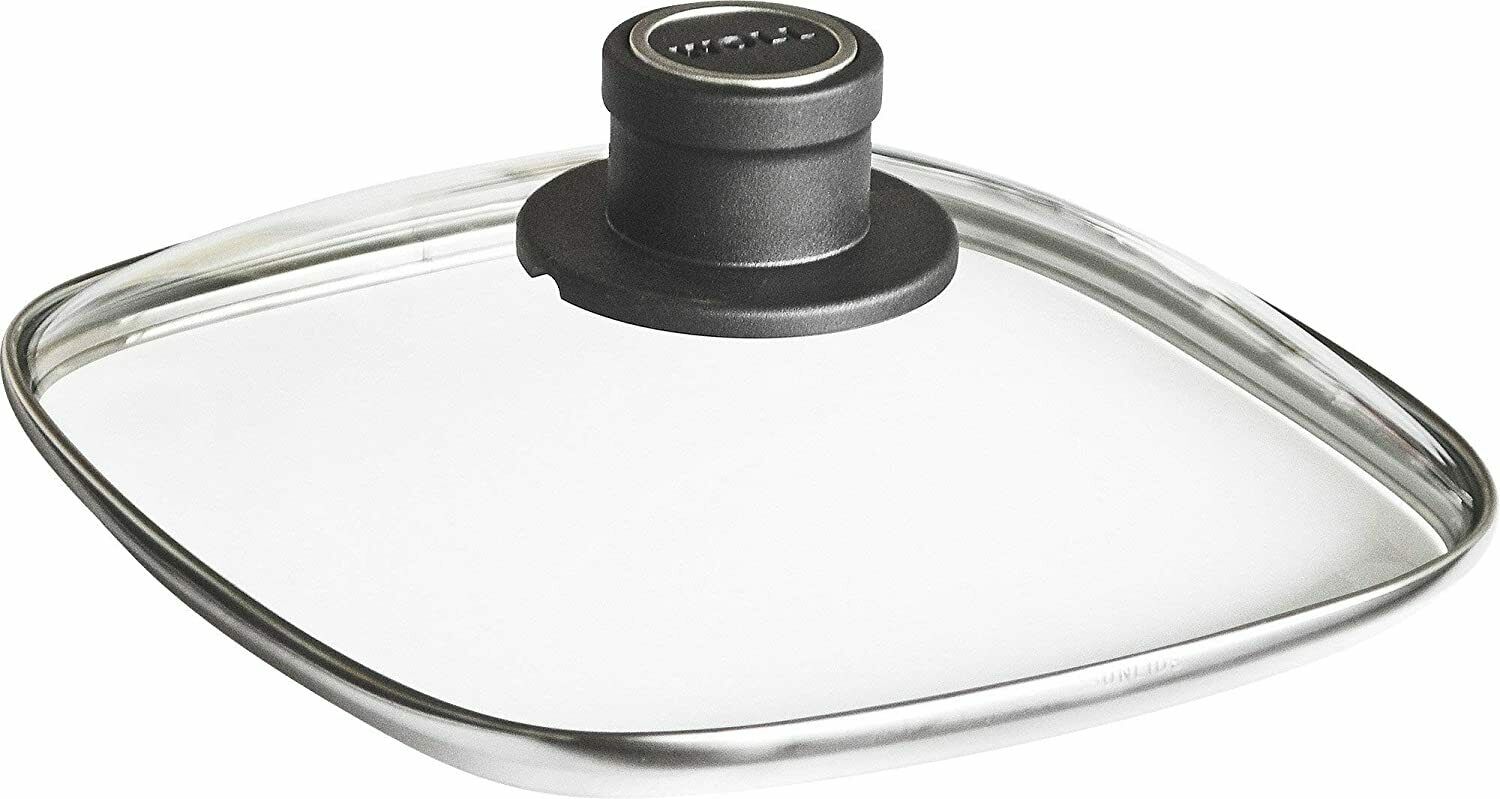Quadratischer Glasdeckel mit abgerundeten Ecken  schwarzem Griff und Metallrand  schräg auf weißem Hintergrund dargestellt