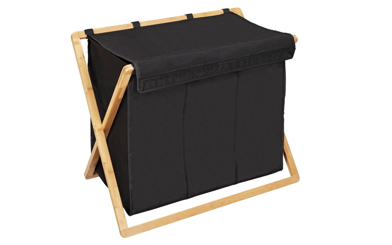 Wäschesammler Trio Ecori  Modern in Schwarz mit Holzrahmen Leicht erhöhte und leicht seitliche Ansicht eines modernen Wäschesammlers mit schwarzem Stoffbehälter und Holzrahmen