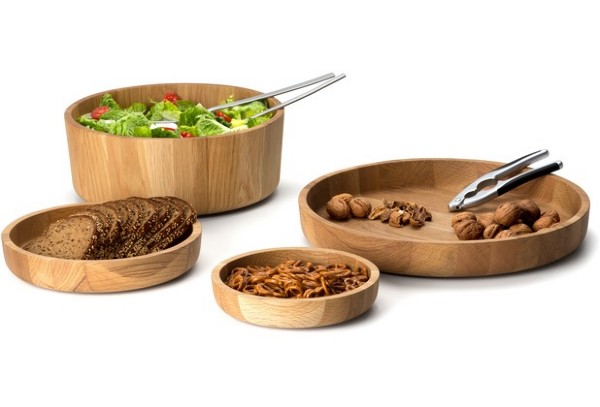 Vier geölte Holz-Schalen  mit Salat  Nüssen und Servierbesteck