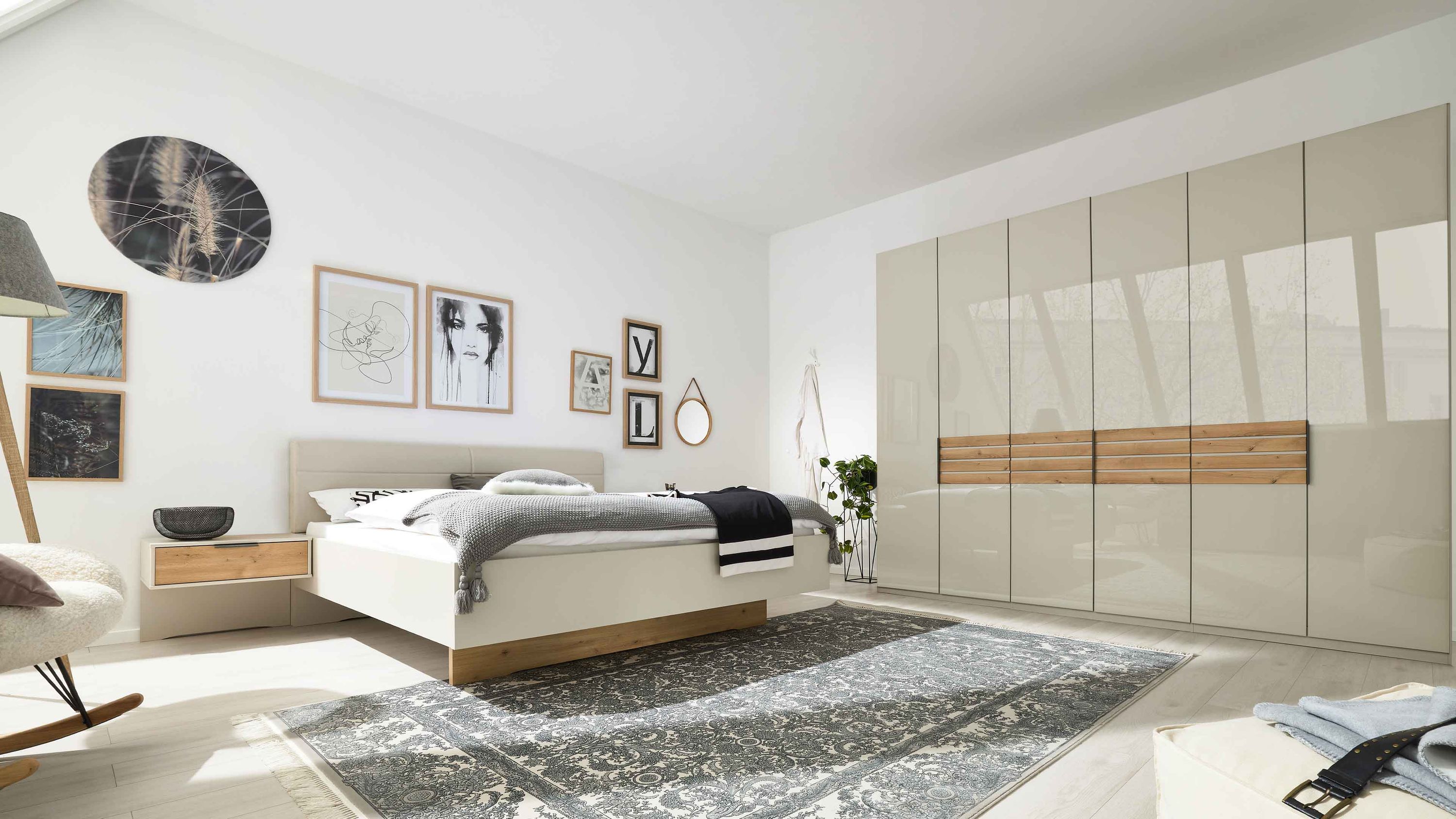 Schlafzimmer mit Garderobe und Bett in champagner und Eiche hell Schlafzimmer mit vierteiliger Garderobe und Bett in champagnerfarben und hellen Holzakzenten