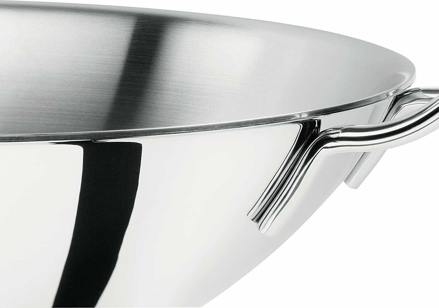 Nahaufnahme einer Edelstahlschüssel mit seitlichem Griff und reflektierender Oberfläche, seitlich fotografiert.