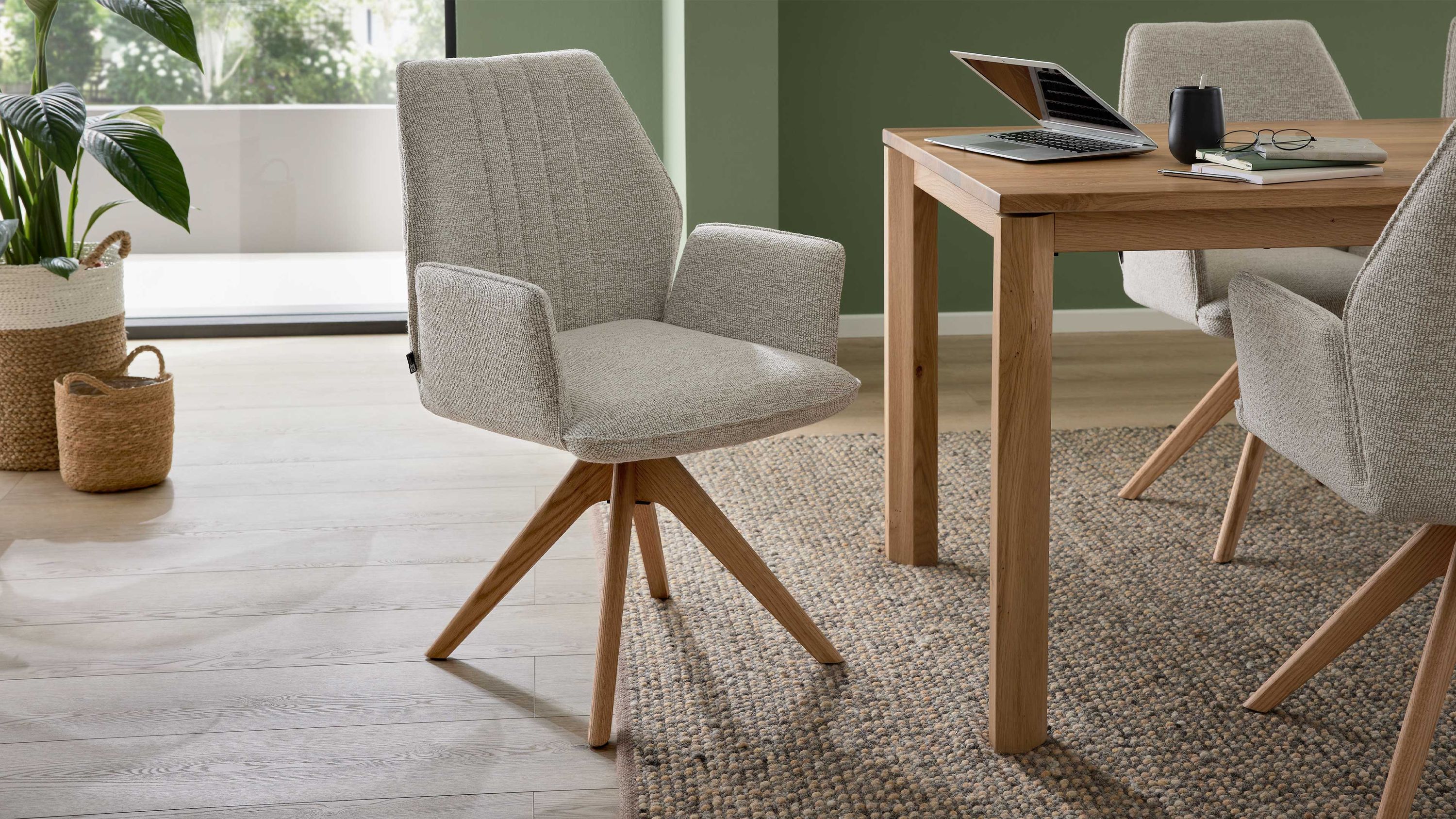 Interliving Esszimmer Serie 5102  Armlehnstuhl U512 mit Drehfunktion Eiche bianco & leinenfarbener Jacquard Lodge L07