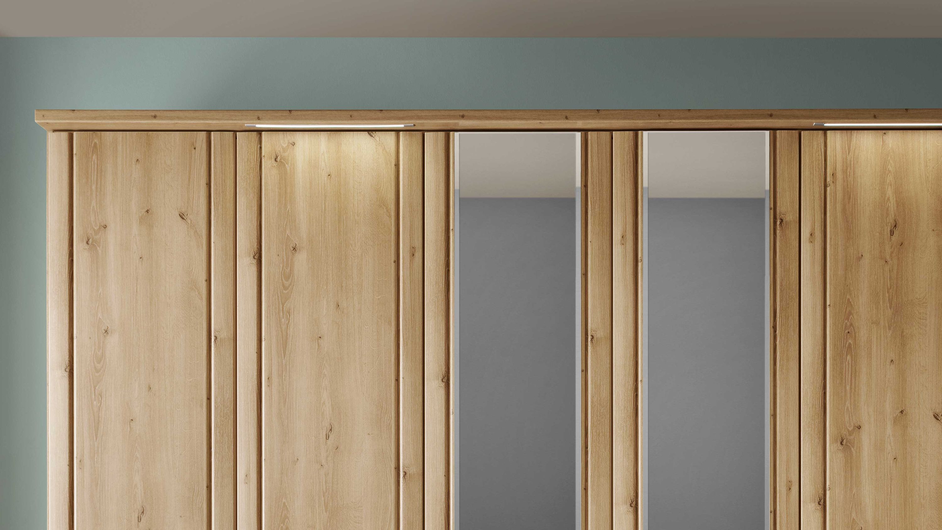 Großer Kleiderschrank mit vier Holztüren und zwei mittigen Spiegeltüren in heller Holzoptik