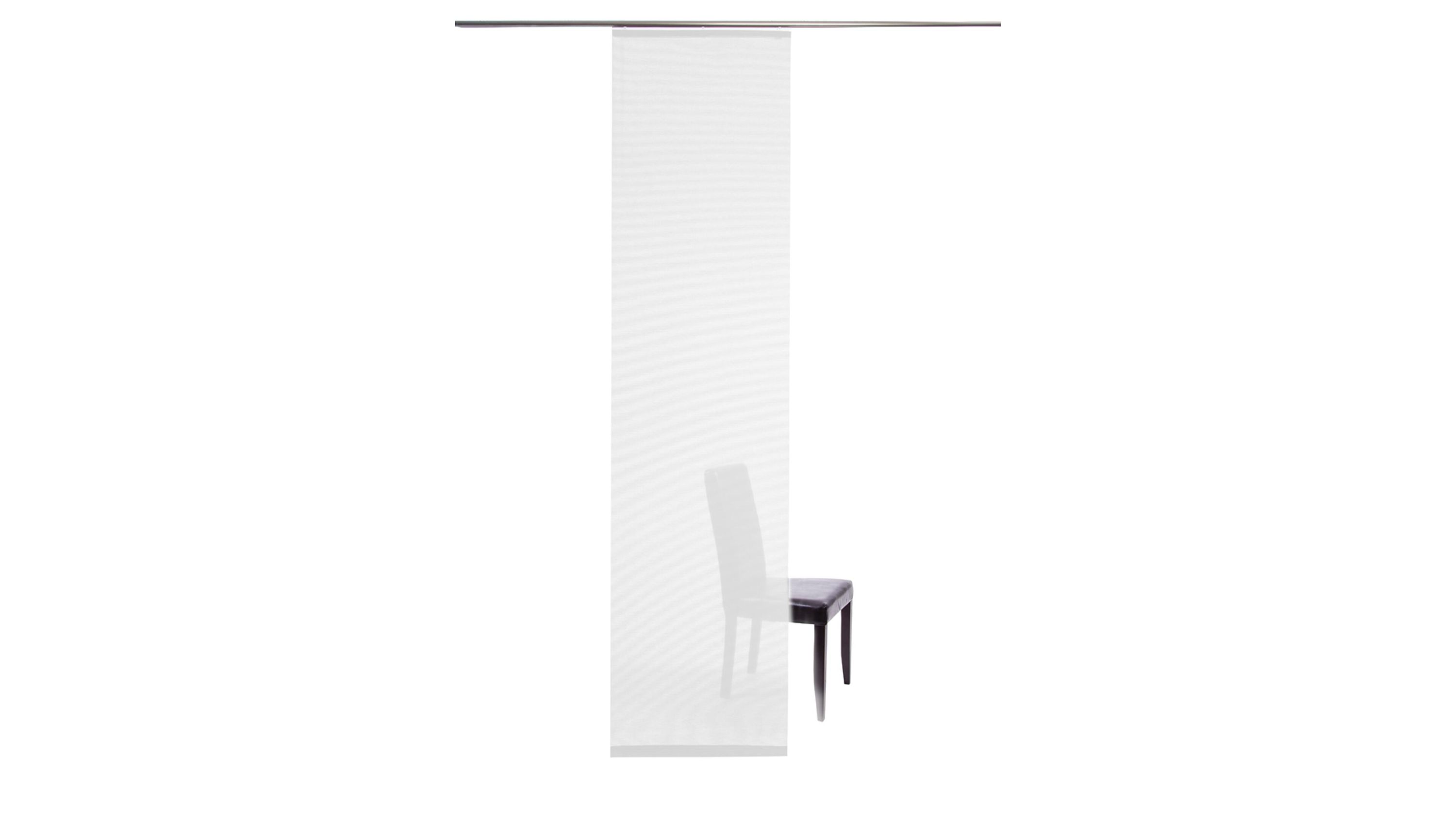 Weißer Flächenvorhang an Schiene Weißer Flächenvorhang aus halbtransparentem Stoff an Schiene mit Stuhl im Hintergrund