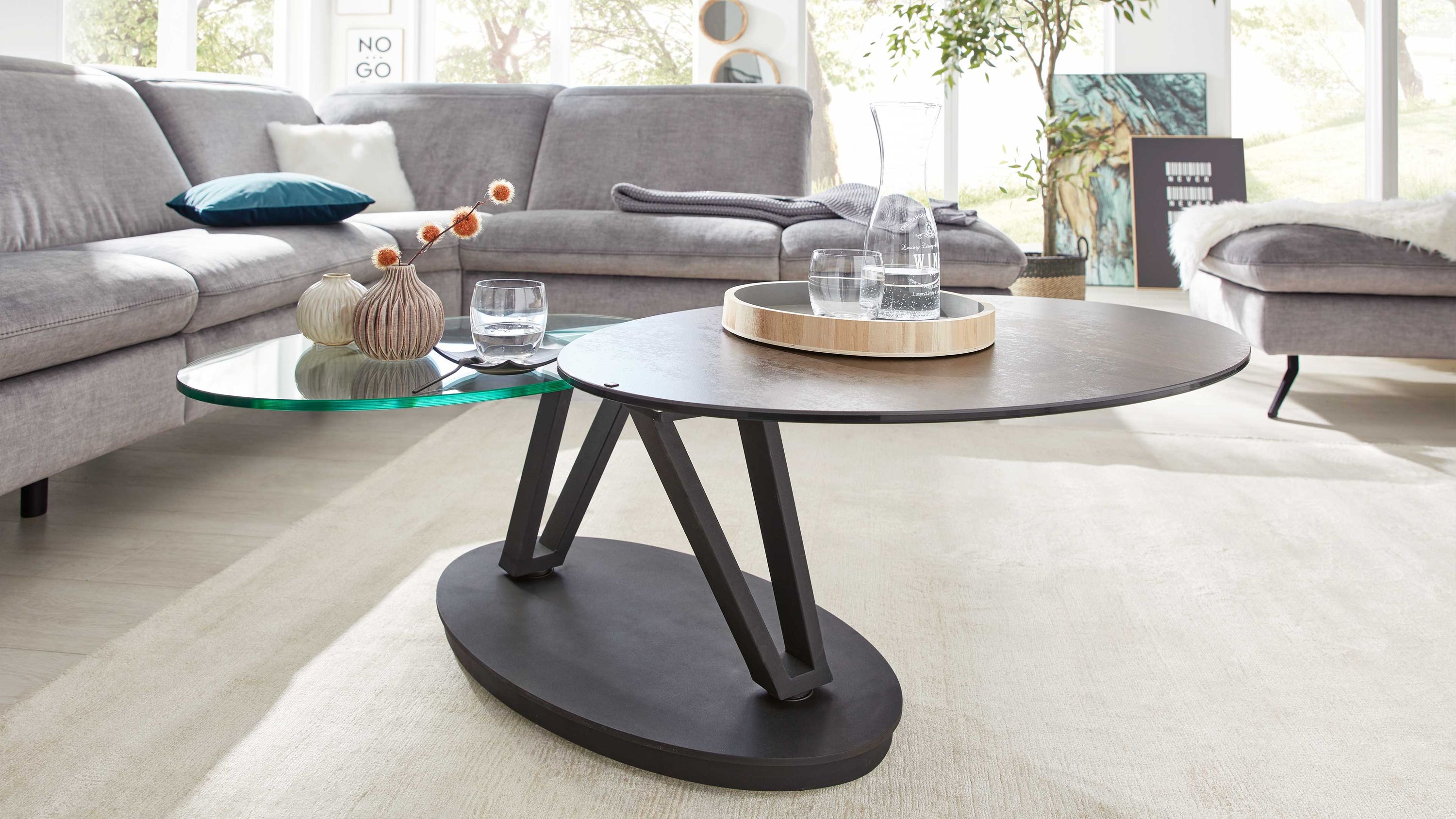 Runder Couchtisch mit rostbrauner Tischplatte und schwarzem Gestell aus Stahl in modernem Wohnzimmer