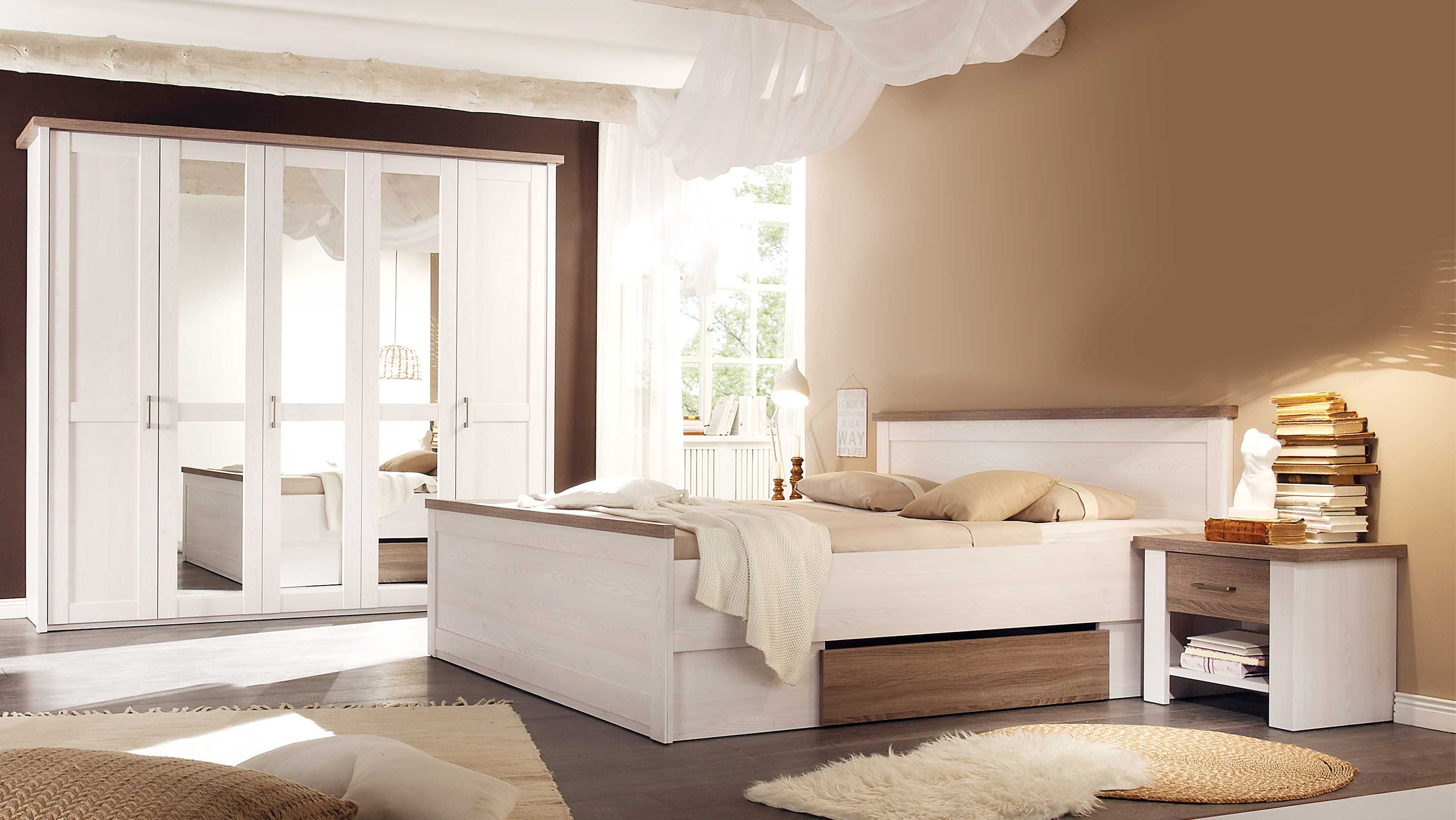 Schlafzimmerkombination mit weiß lackiertem Bett Nachttisch Spiegelschrank und trüffelfarbenen Akzenten