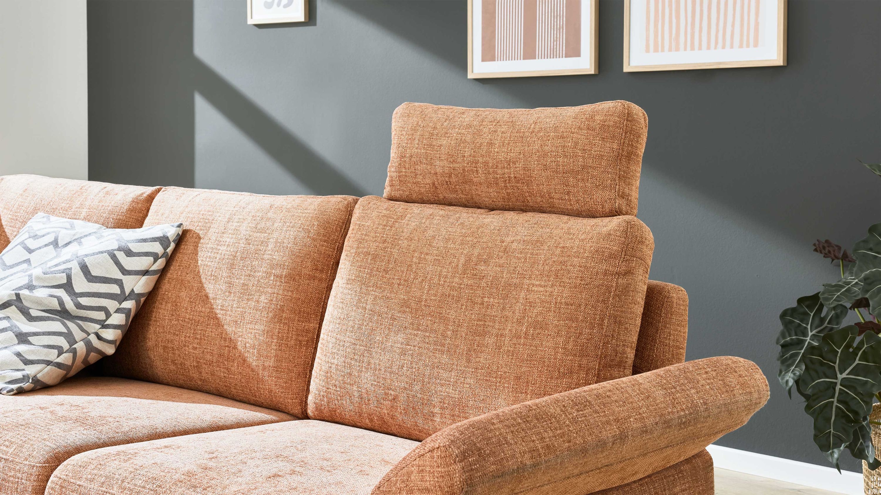 Sofa mit breiter Rückenlehne und verstellbarer Kopfstütze in puderfarbener Chenille
