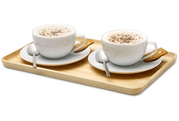 Tablett aus geöltem Holz  mit zwei Cappuccinotassen  Löffeln und Keksen