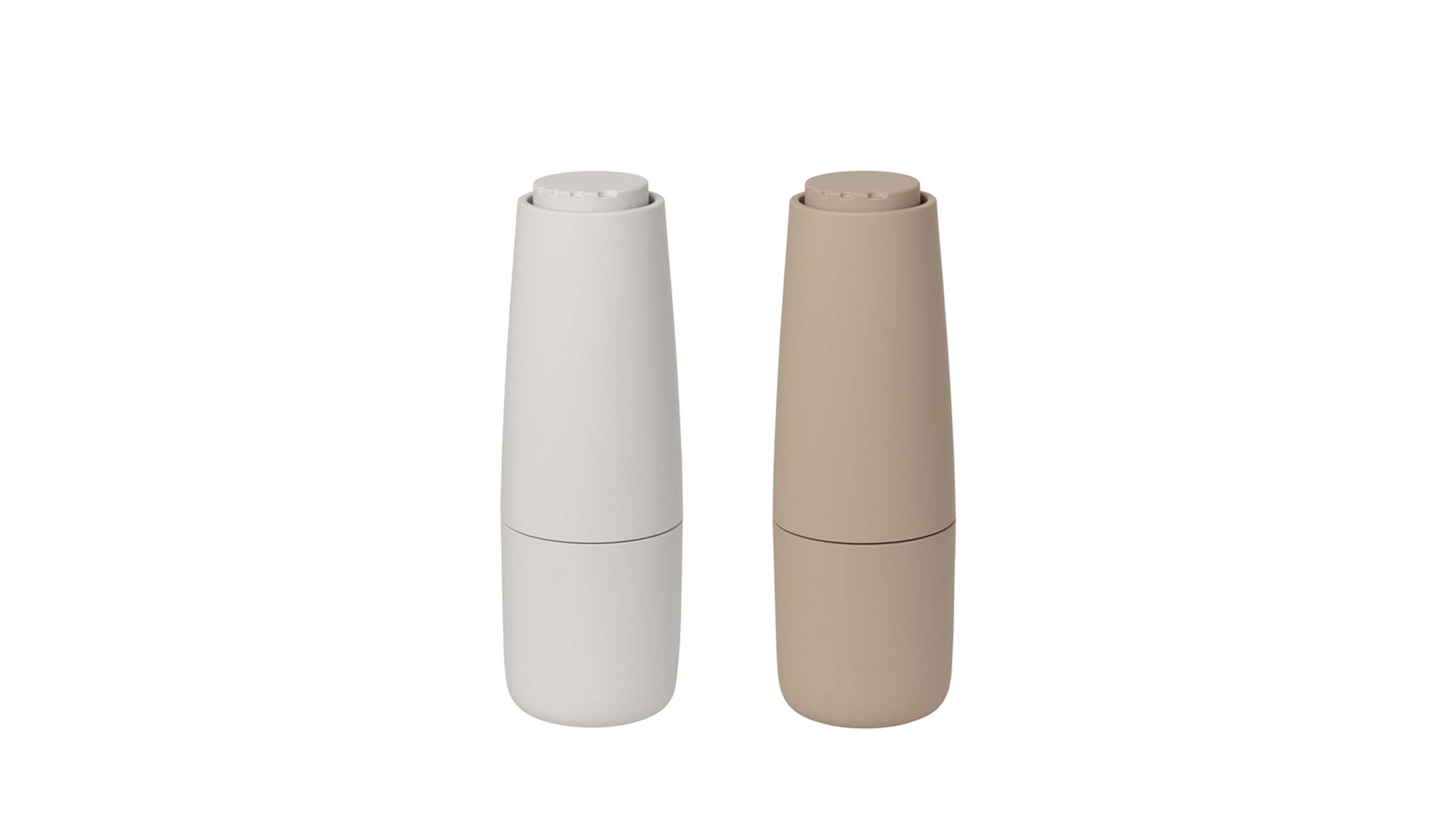 Zwei schlanke Mühlen in beige und hellbeige mit abgerundeter Form