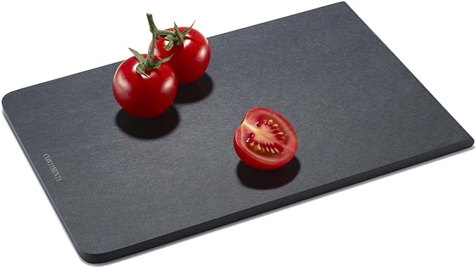 Schwarze Schneidebrett mit tomaten auf ein weißes Hintergrund