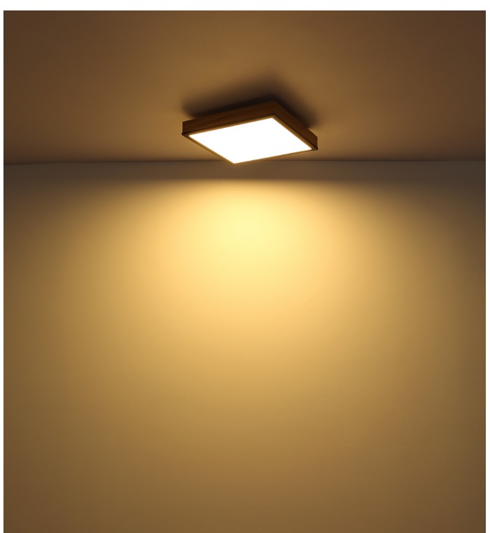 Quadratische Deckenleuchte aus Aluminium  an Decke montiert  mit warmem Lichtschein an der Wand
