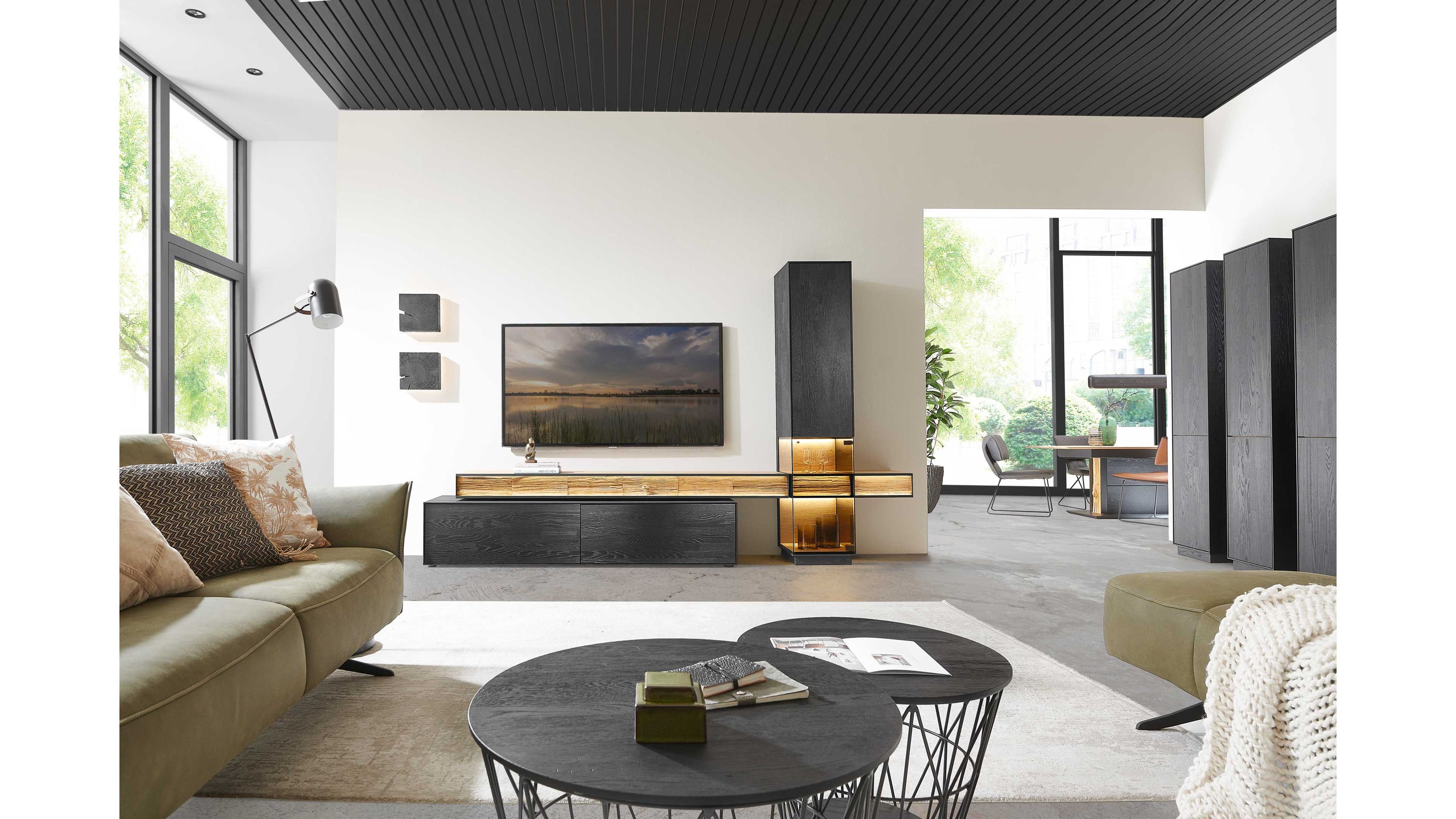 Wohnkombination mit Schrank und Couchtischen in Anthrazit und Holzfarben Wohnkombination mit anthrazit- und holzfarbenen Elementen: Schrank, Sideboard und Couchtische im modernen Wohnzimmer