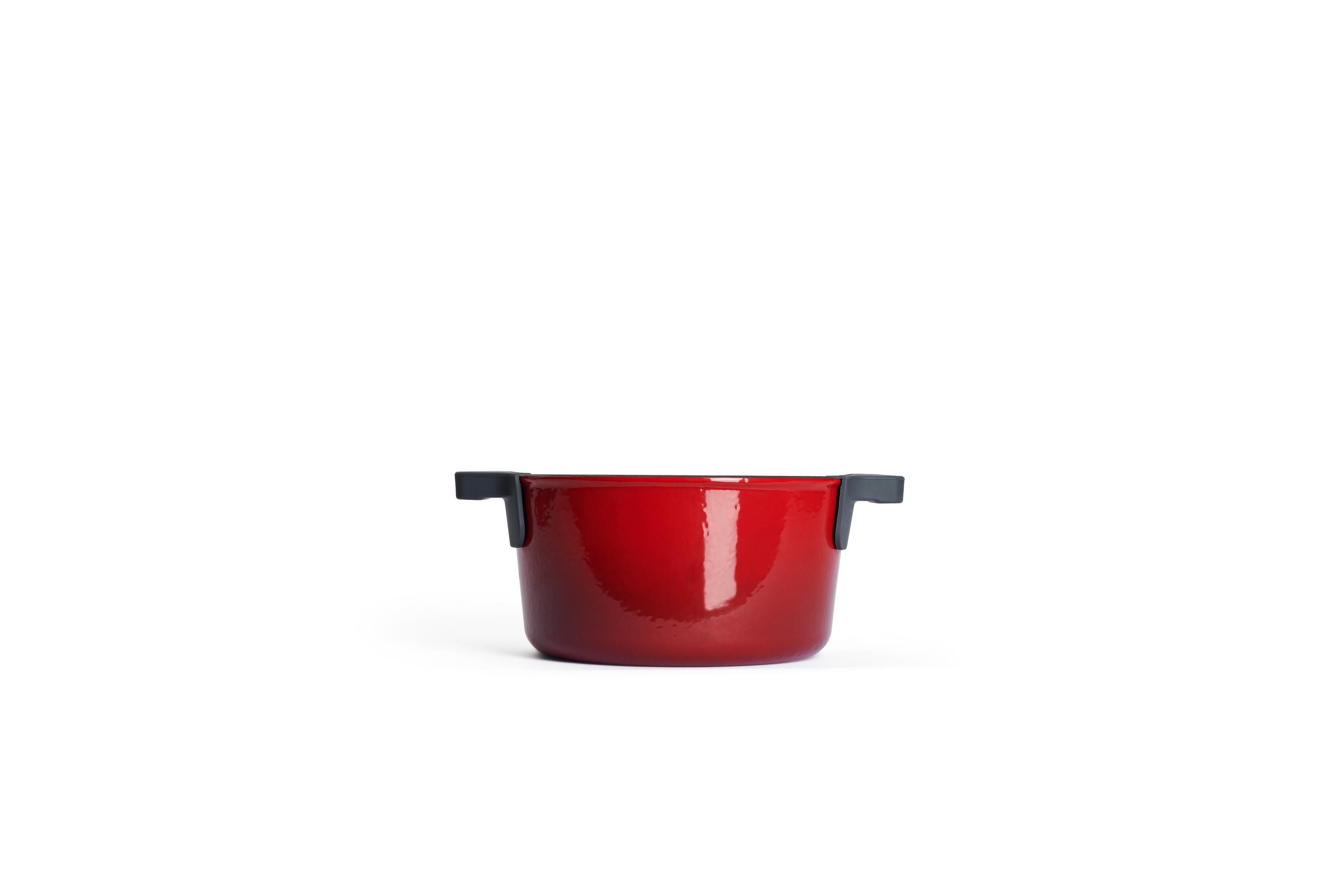 Frontalaufnahme einer chilli-roten Kasserolle mit zwei schwarzen Griffen auf weißem Hintergrund ohne Deckel sichtbar.