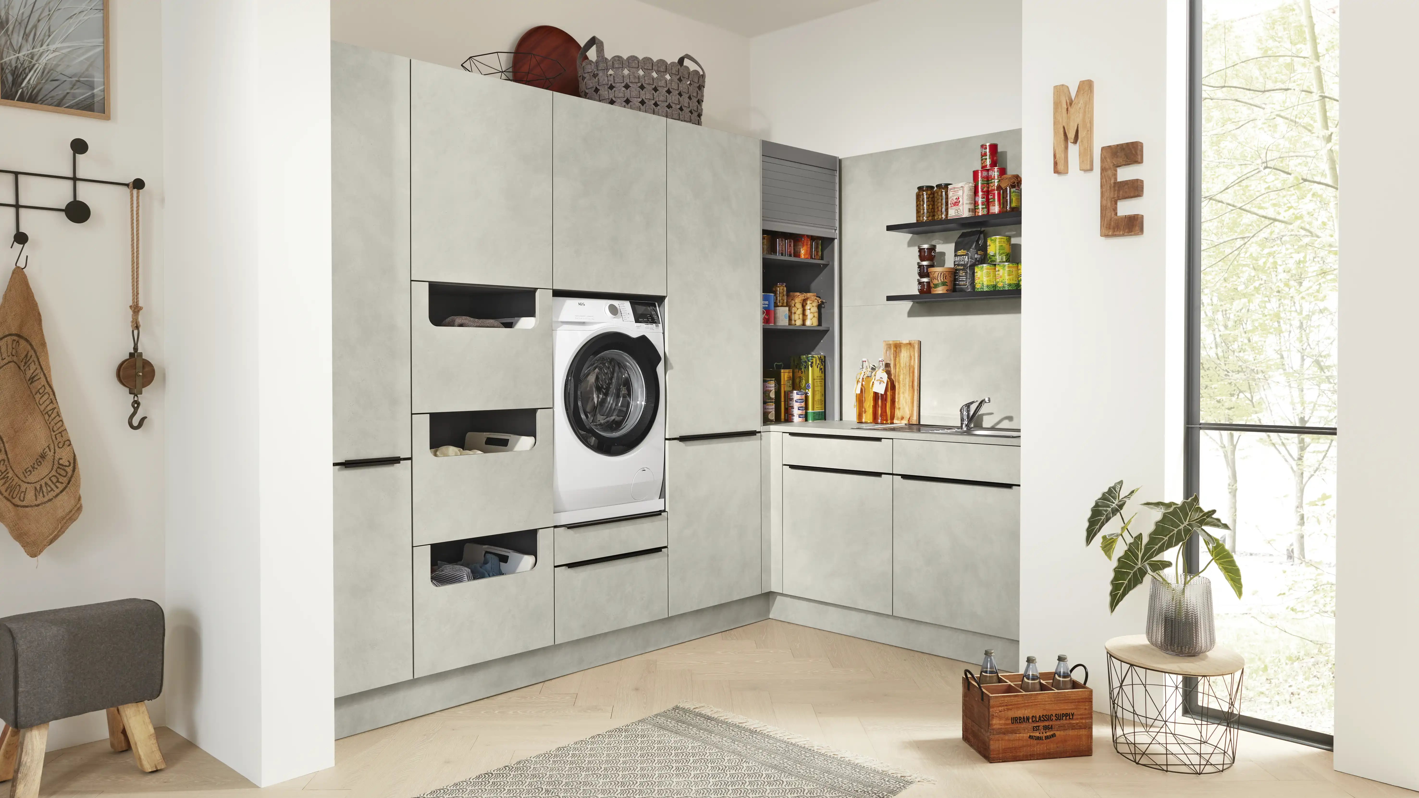 Weiß-grauer Hauswirtschaftsraum mit Waschmaschine, Trockner und offenen Regalen in wohnlicher Umgebung