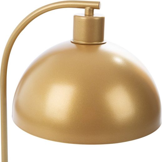 Goldene Lampe mit Kuppelschirm, gebogenem Arm und zylindrischem Kopf, aus seitlicher Perspektive fotografiert.