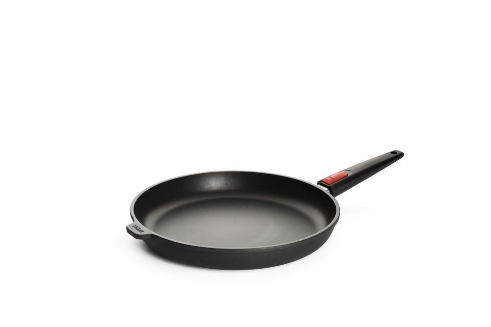 Schwarze Gusspfanne aus Aluminium mit flachem Boden langem schrägem Griff modernes Design seitlich rechts