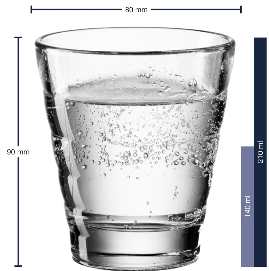 Transparentes Whiskyglas mit Wasser und Blasen  10?cm hoch und 8 5?cm Durchmesser  frontal freigestellt fotografiert
