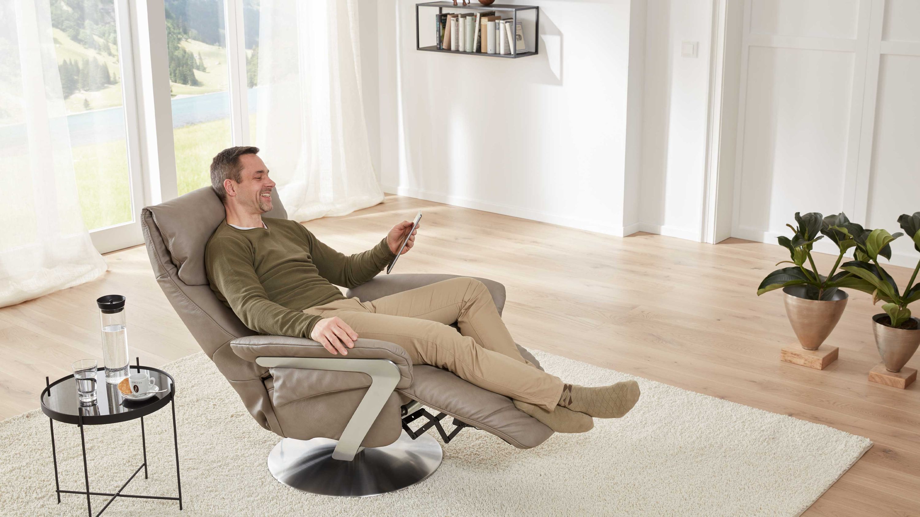 Drehbarer Relaxsessel mit Fußstütze in graubrauner Farbe Relaxsessel mit hoher Rückenlehne und Armlehnen in graubraun drehbar mit Fußstütze ausgeklappt