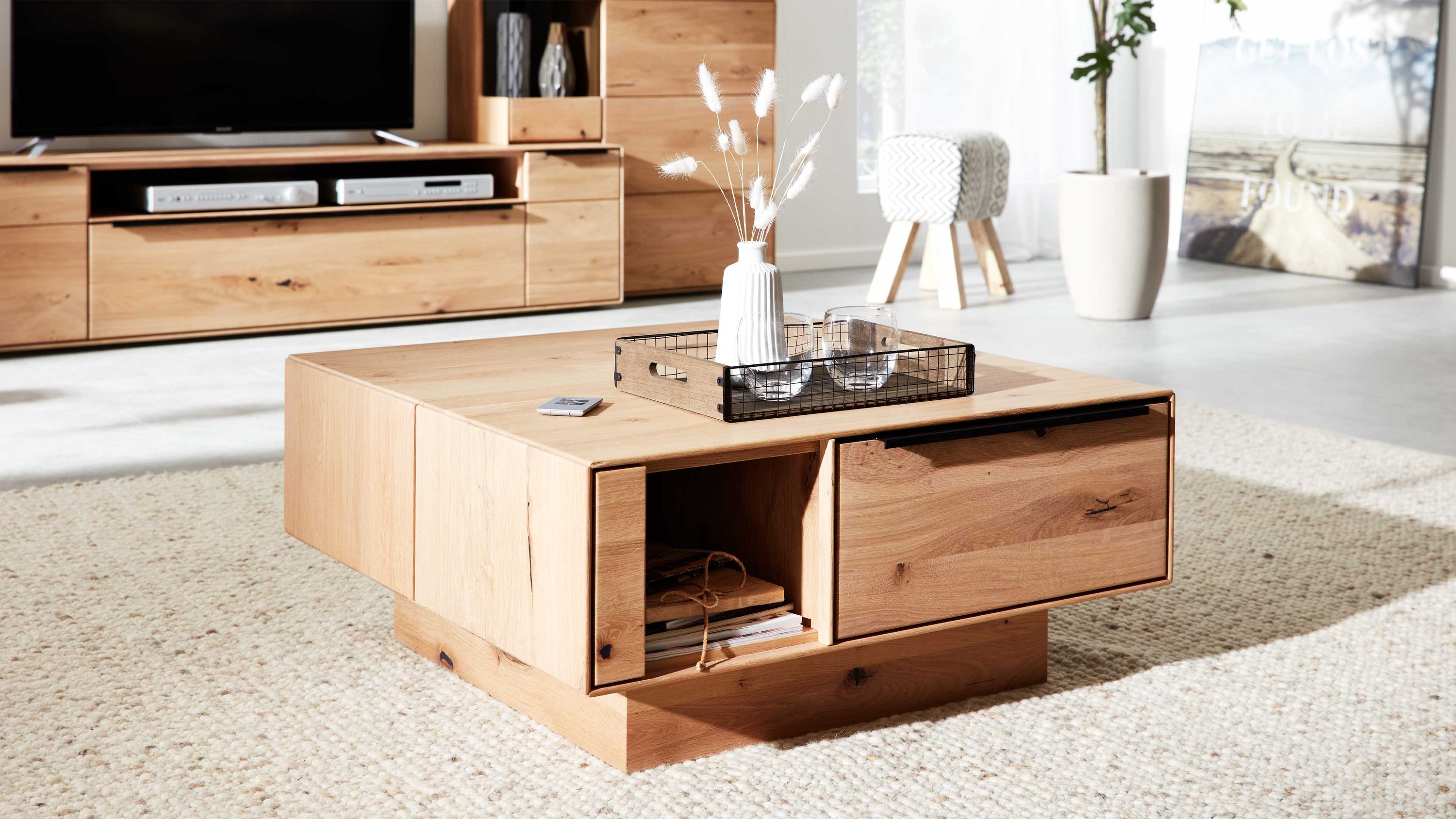 Quadratischer Couchtisch aus hellem Holz mit einer offenen und einer geschlossenen Ablagefläche