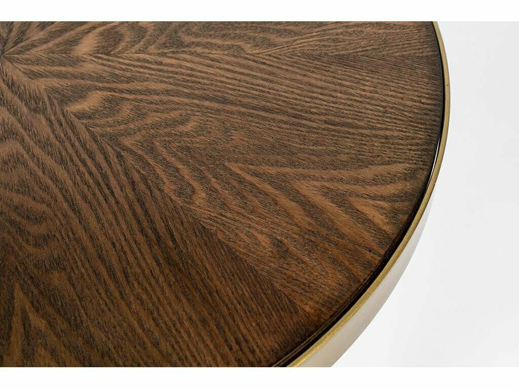 Detail einer runden Tischkante mit walnussfarbener Holzmaserung und schmalem goldfarbenem Metallrand