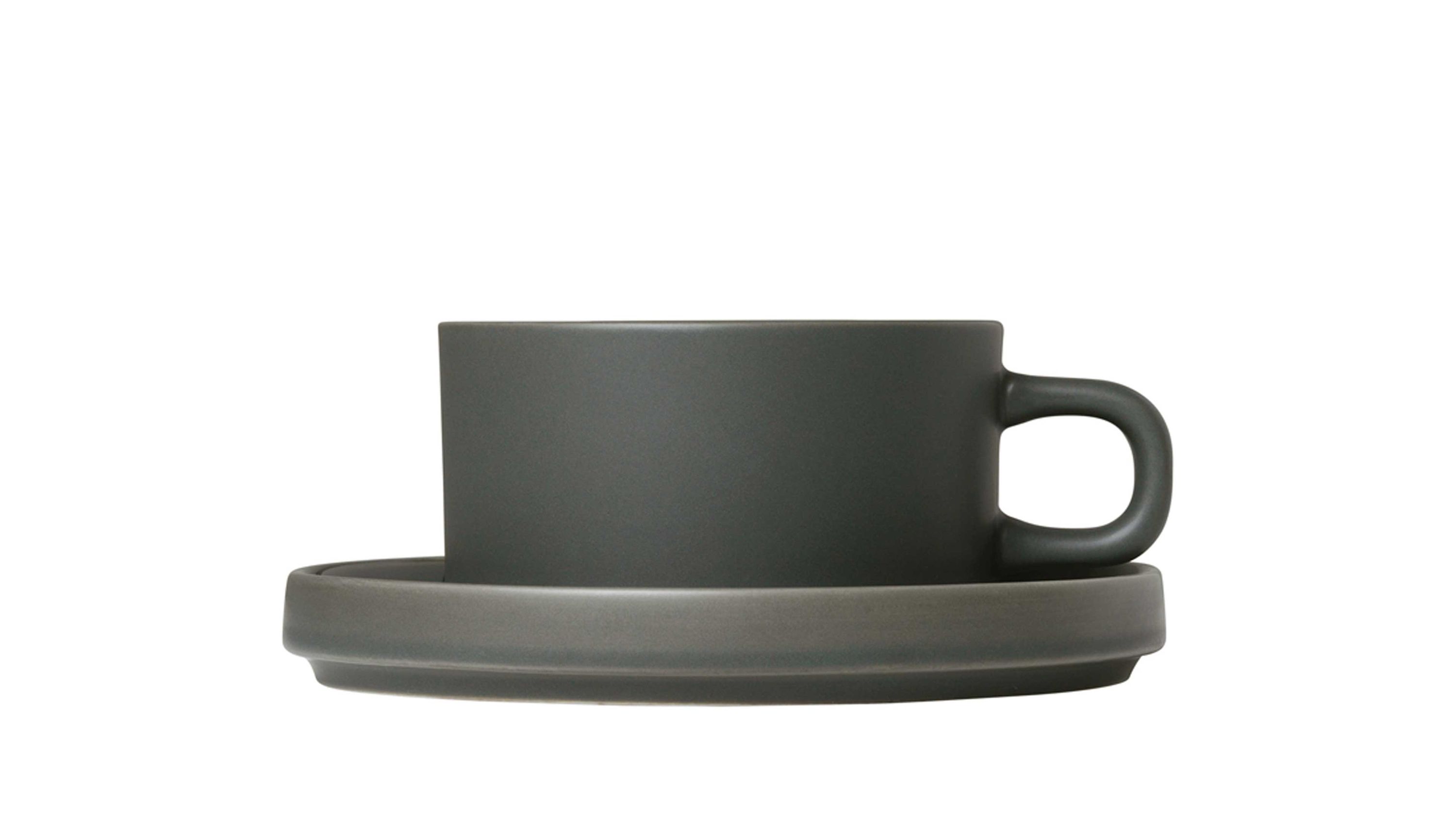 Zweilieges Set aus agavengrüner Tasse mit rundem Henkel und passendem Unterteller