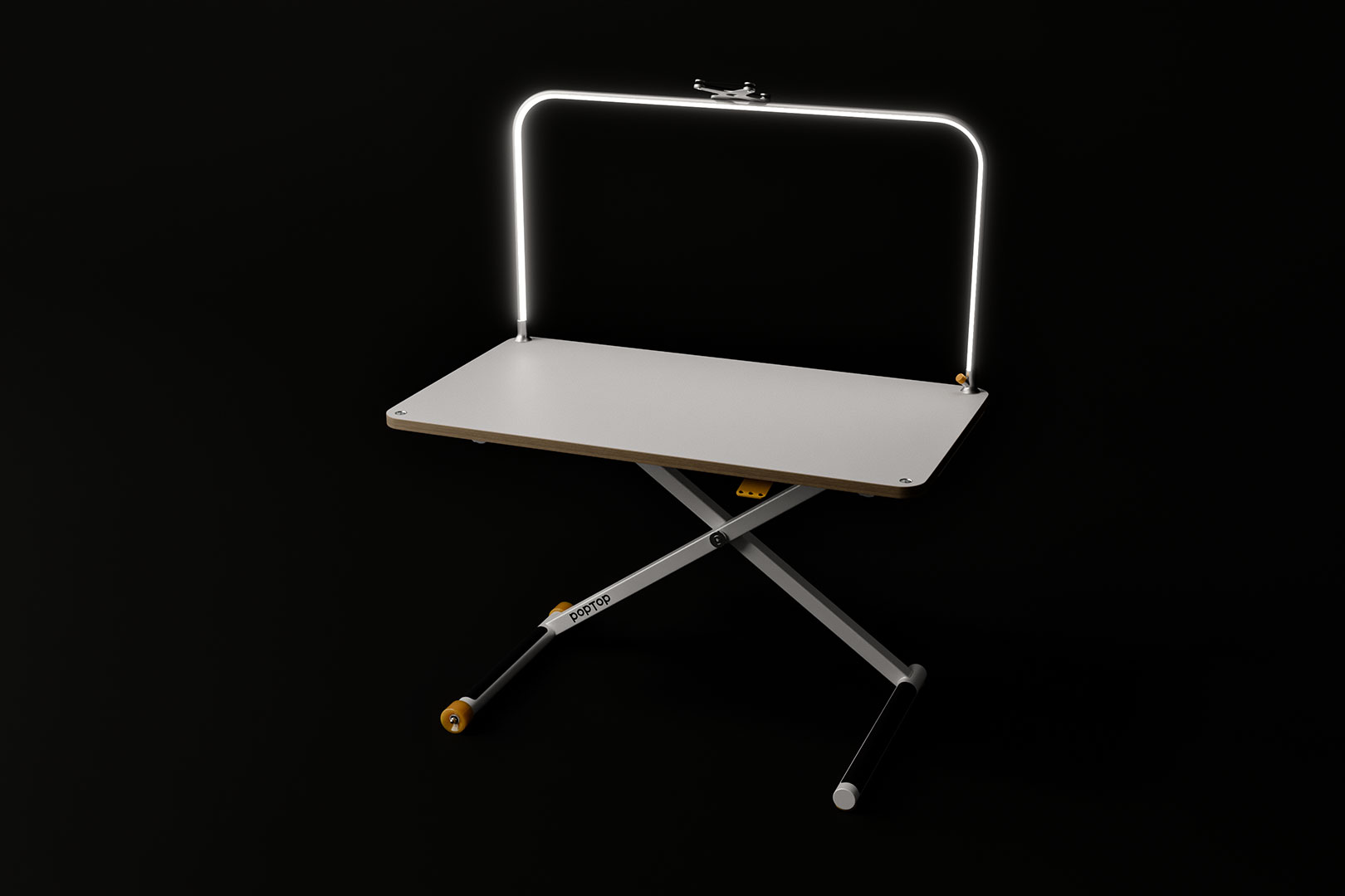 Aluminium-Schreibtischlampe mit rechteckigem Schirm, gebogenem Arm und vierfüßiger Basis.