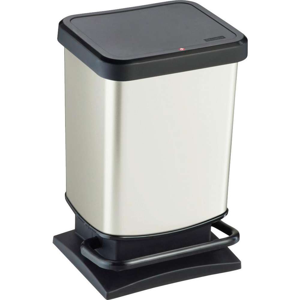 Quadratischer Treteimer mit weißem Behälter und schwarzem Deckel und Fußpedal