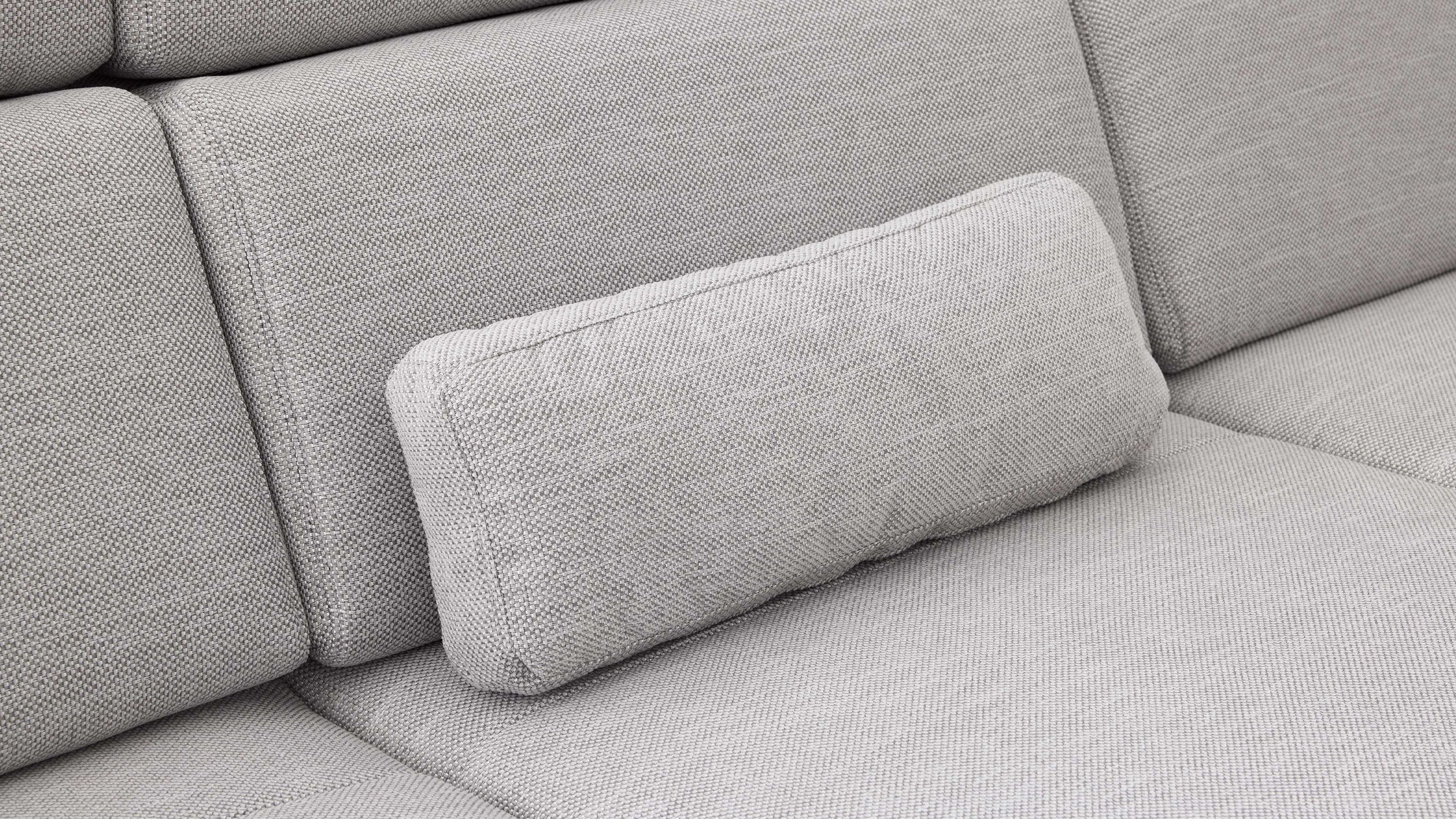 Rechteckiges Nierenkissen mit platinfarbenem Stoffbezug auf hellgrauem Sofa