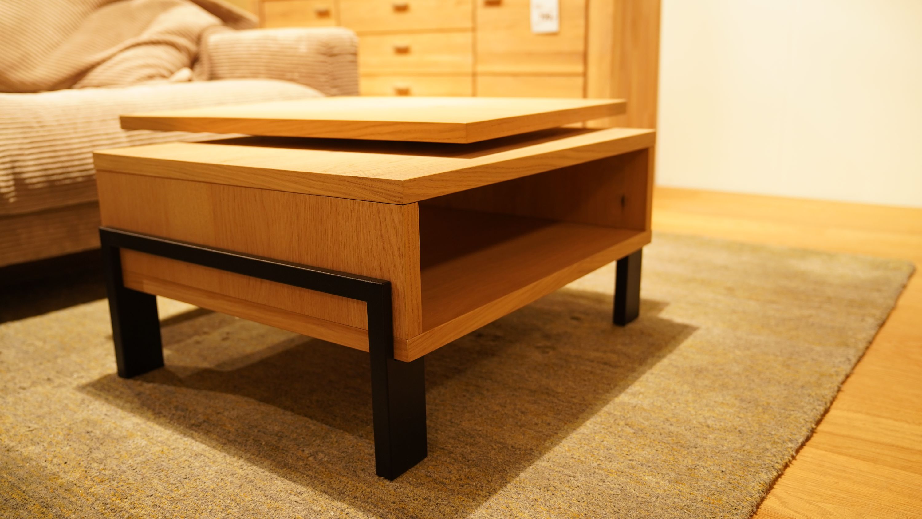 Moderner Couchtisch aus Eiche mit schwarzem Metallgestell