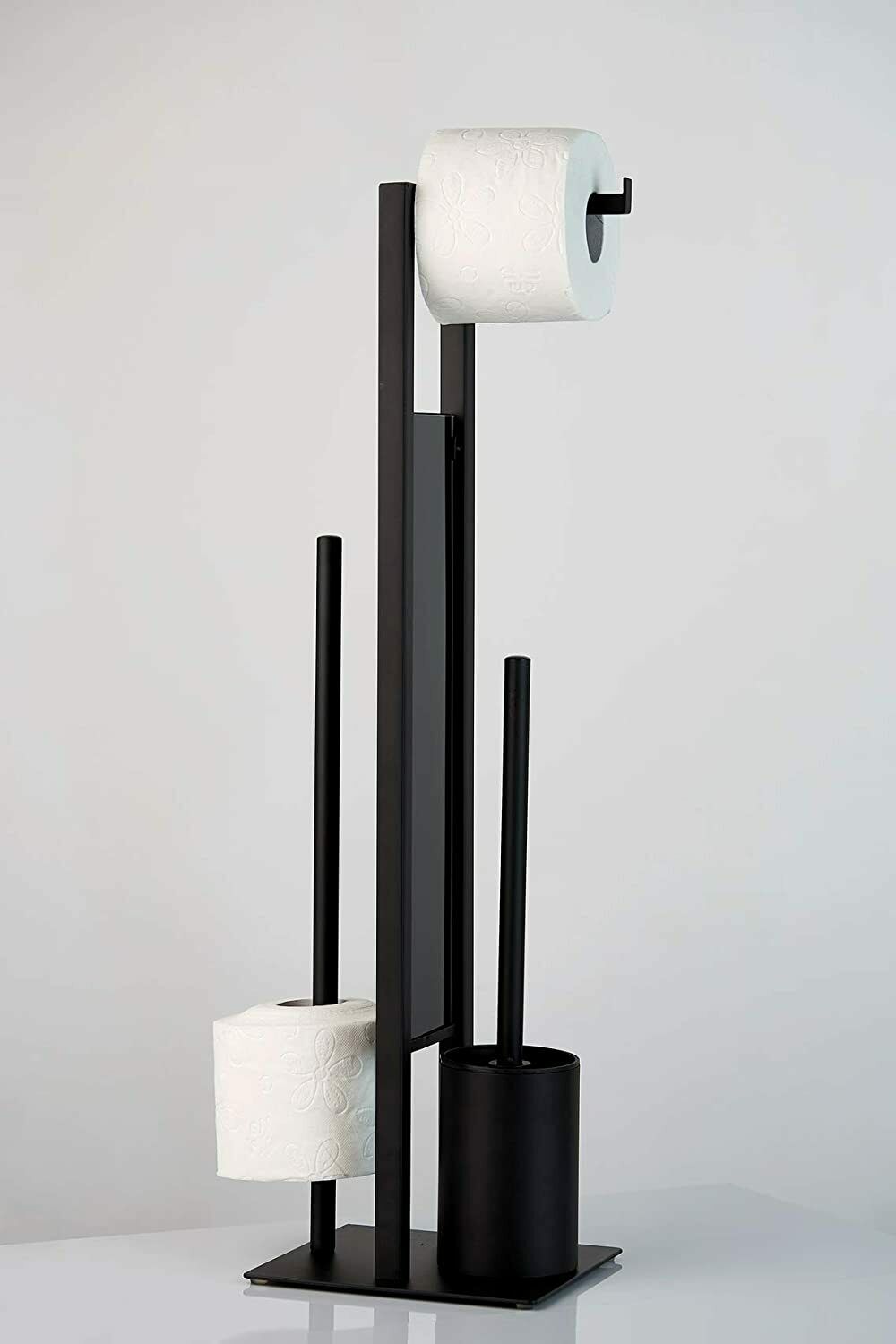 Moderner, minimalistischer Toilettenpapierhalter Frontalansicht eines modernen Toilettenpapierhalters mit mehreren Rollen auf schwarzen, unterschiedlich hohen Stangen.