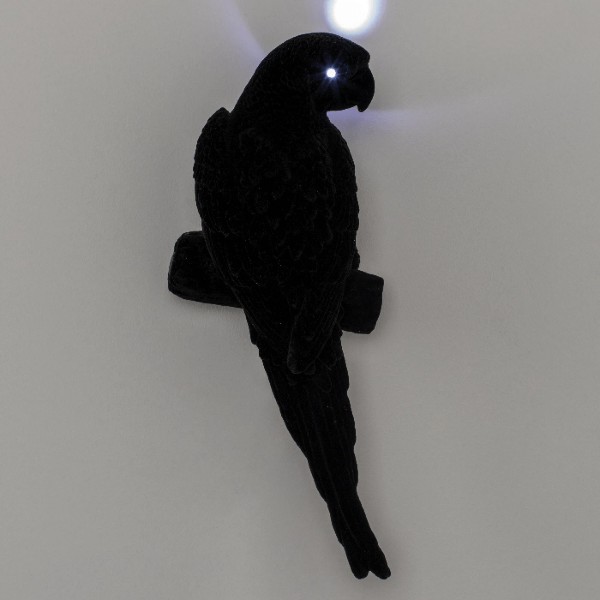 Nahaufnahme einer schwarzen Wandlampe in Papageienform  für stilvolle Innenbeleuchtung