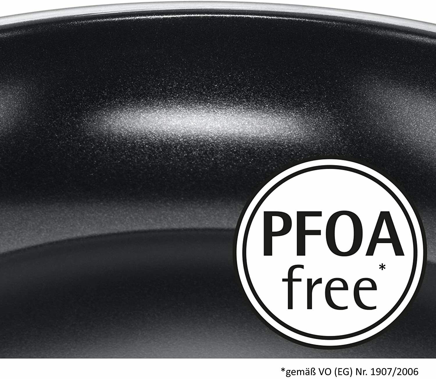 pfanneninnenfläche nahaufnahme mit pfoa-free kennzeichnung Detailaufnahme einer dunklen Pfanneninnenfläche mit rundem Aufdruck "PFOA free" am ende des Bildrandes gleichmäßig matt
