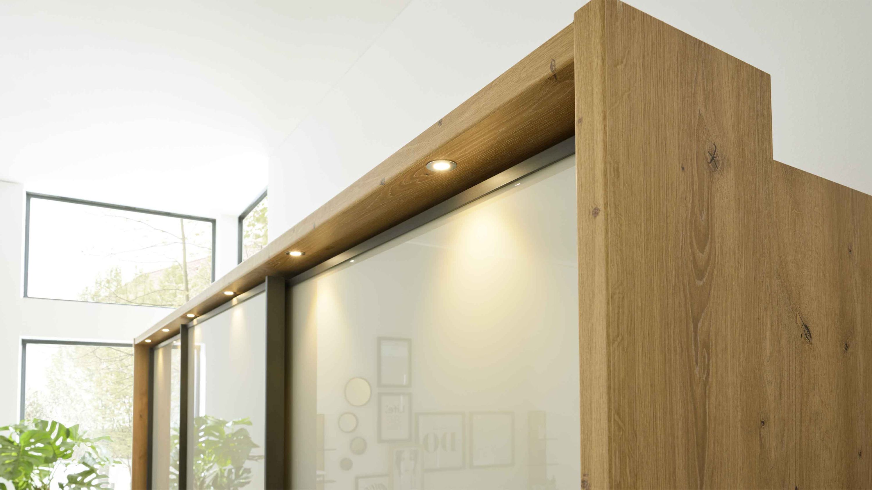 Passepartout für Schrank mit Beleuchtung aus Holz Passepartout aus Holz in heller Farbe mit integrierter Beleuchtung für Schrank