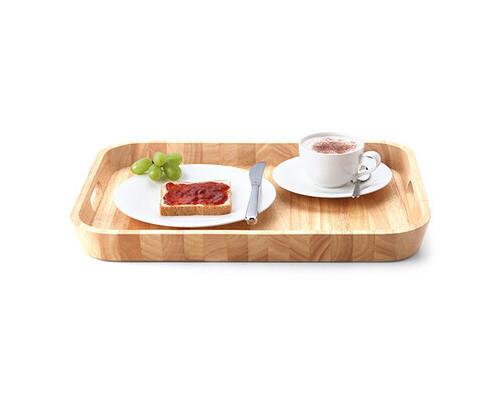 Frontal aus leicht erhöhter Position aufgenommen: Holztablett mit Teetasse, Kuchenteller und Trauben