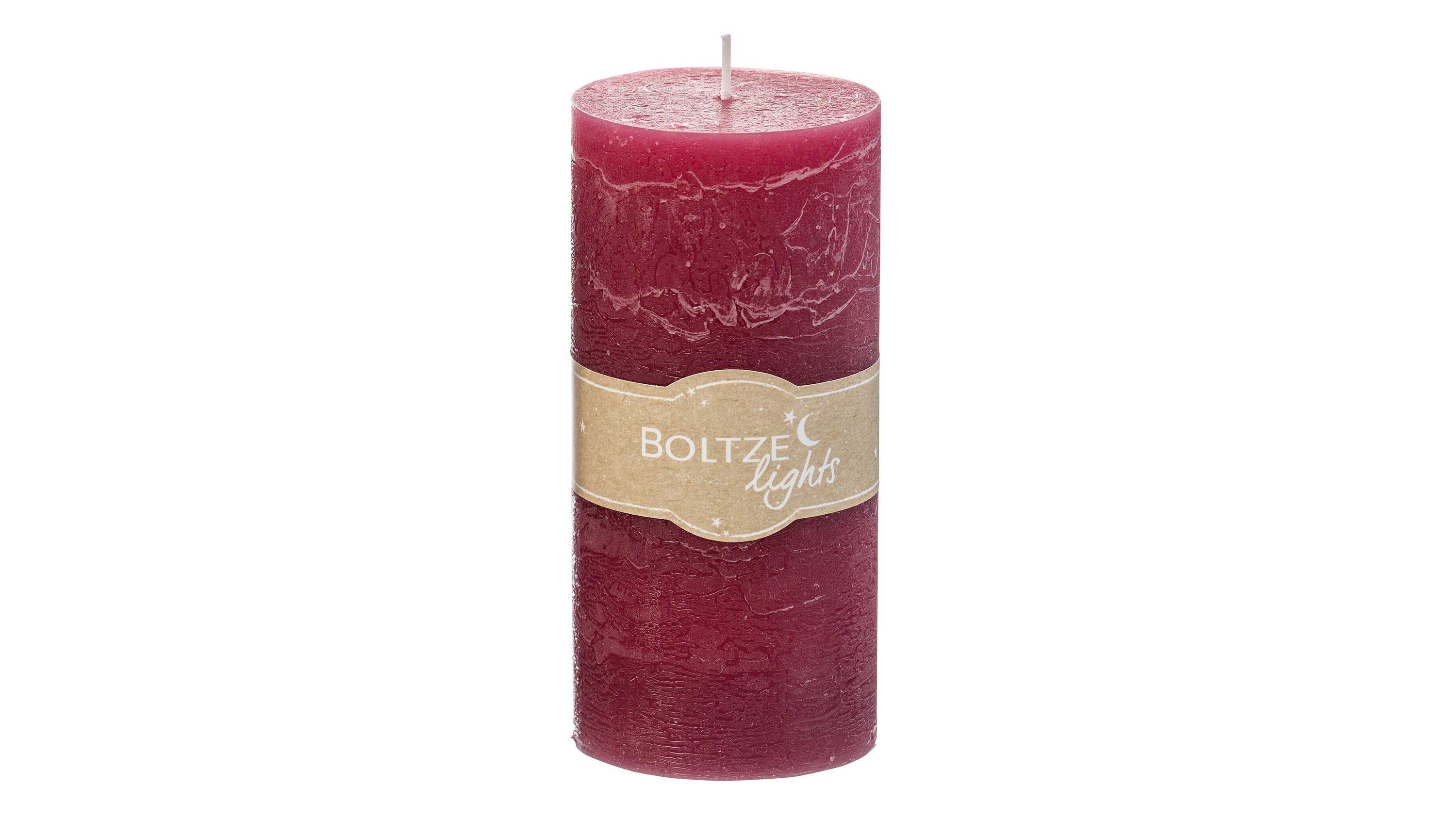Zylindrische Stumpenkerze in roter Farbe mit Papierband und Aufschrift