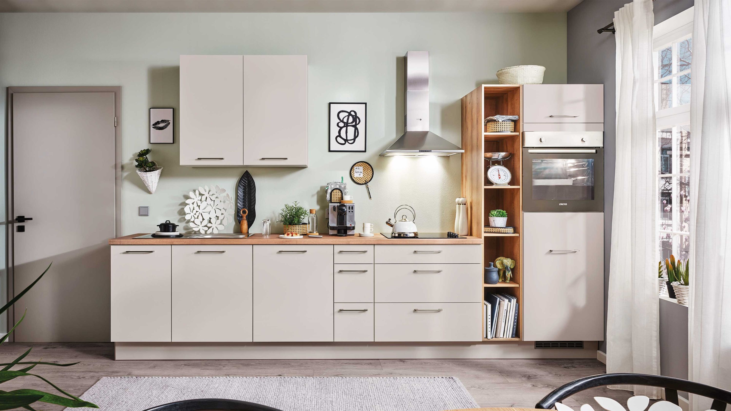 Moderne Küche mit offenen Regalelementen. Helle Küche mit Holzarbeitsplatte weißen Fronten und offenem Regal mit Geräten.