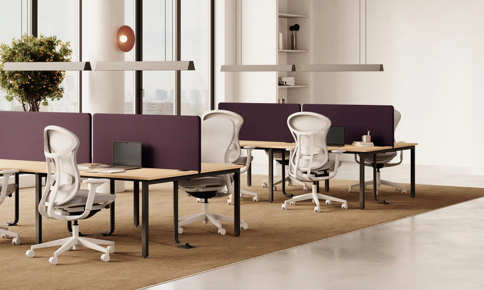 Modernes Open Space Büro mit Schreibtischen, Drehstühlen, Trennwänden und großen Fenstern, strukturierte Arbeitsplatzgestaltung im Bürodesign