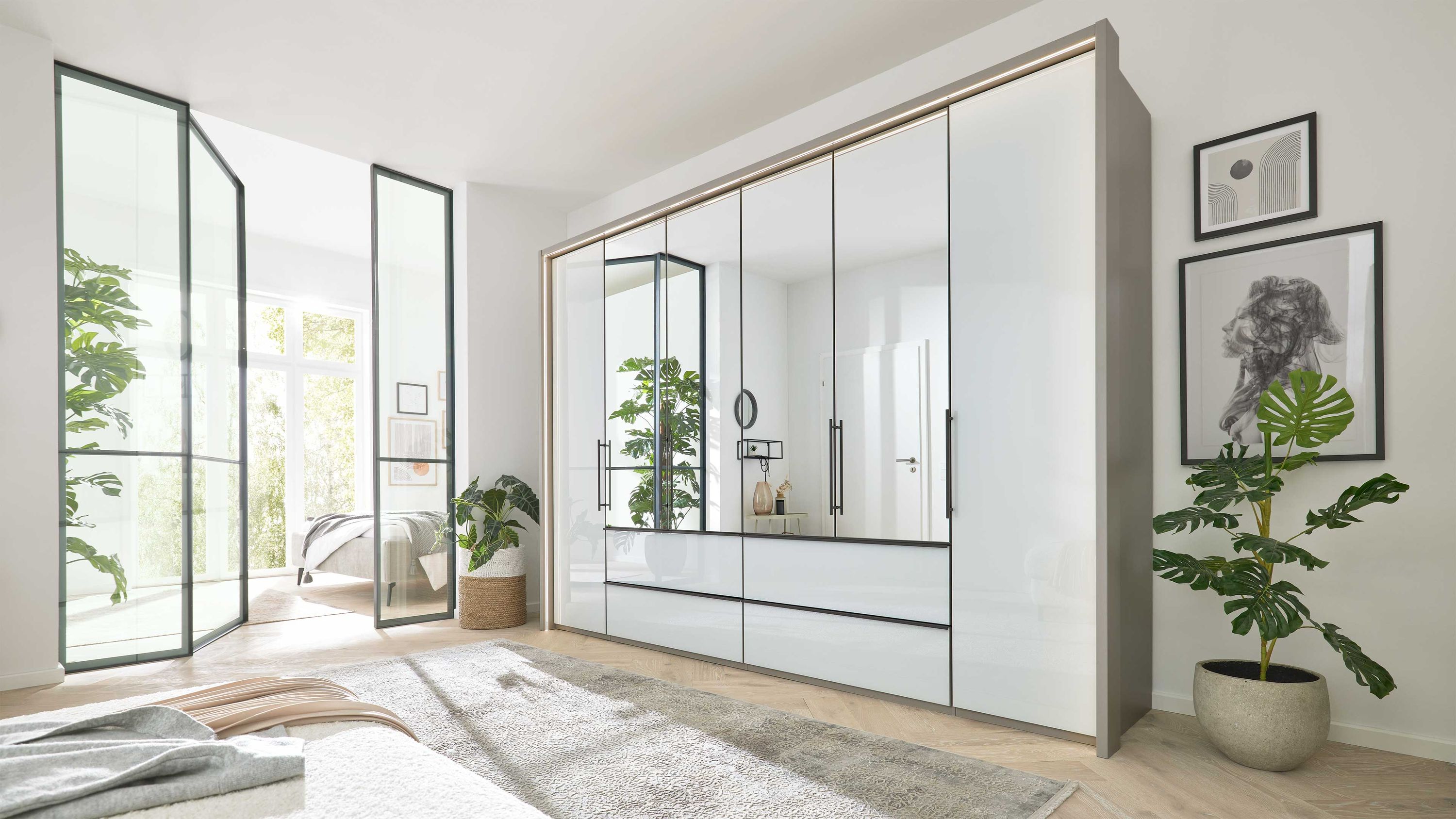 Interliving Kleiderschrank Serie 1205  Falttürenschrank 683 Weiß & Kieselgrau  sechs Türen, vier Schubladen, Breite ca. 300 cm
