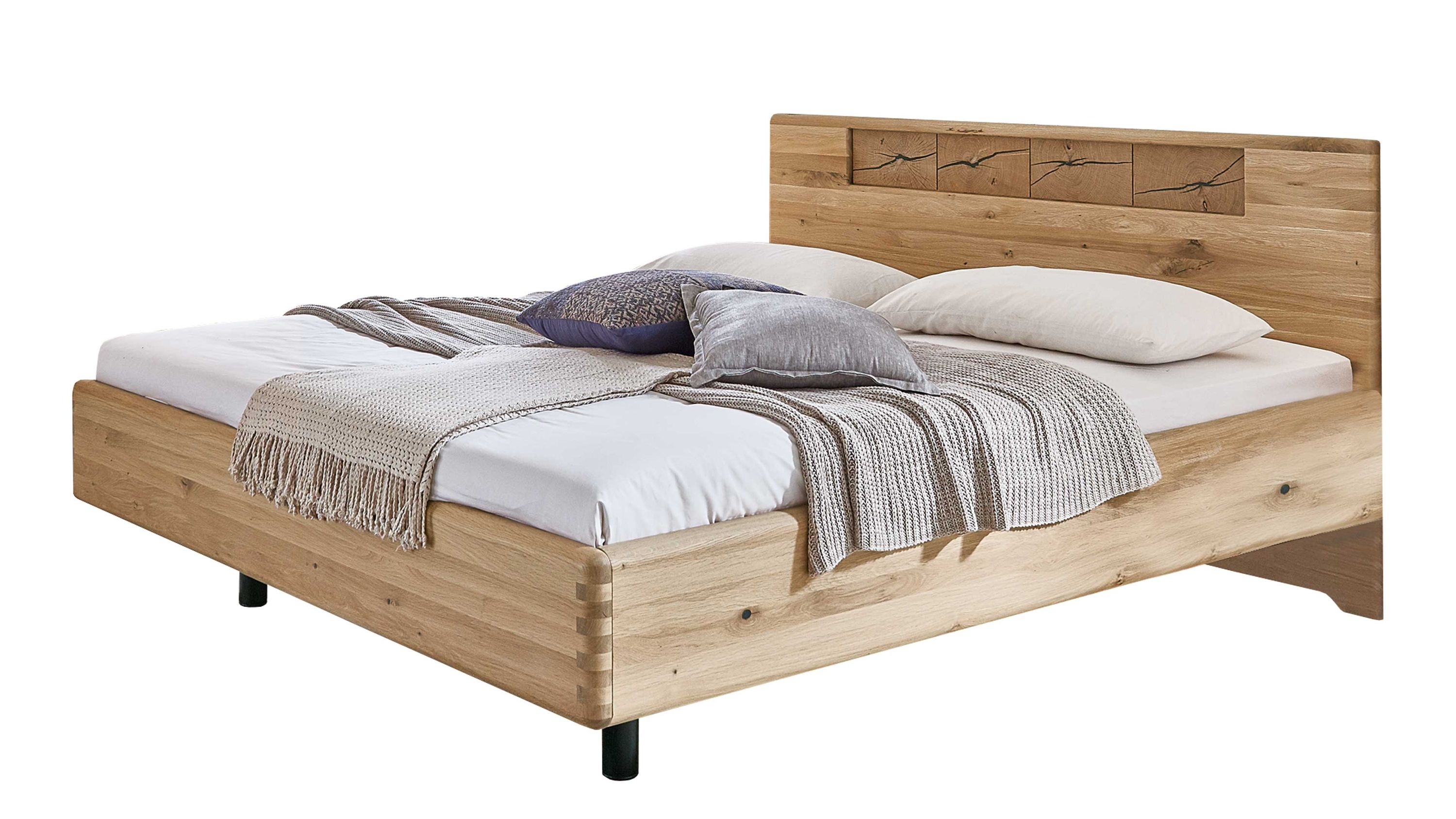 Doppelbettgestell aus hellem Holz mit rechteckigem Kopfteil und dekorativen Holzdetails