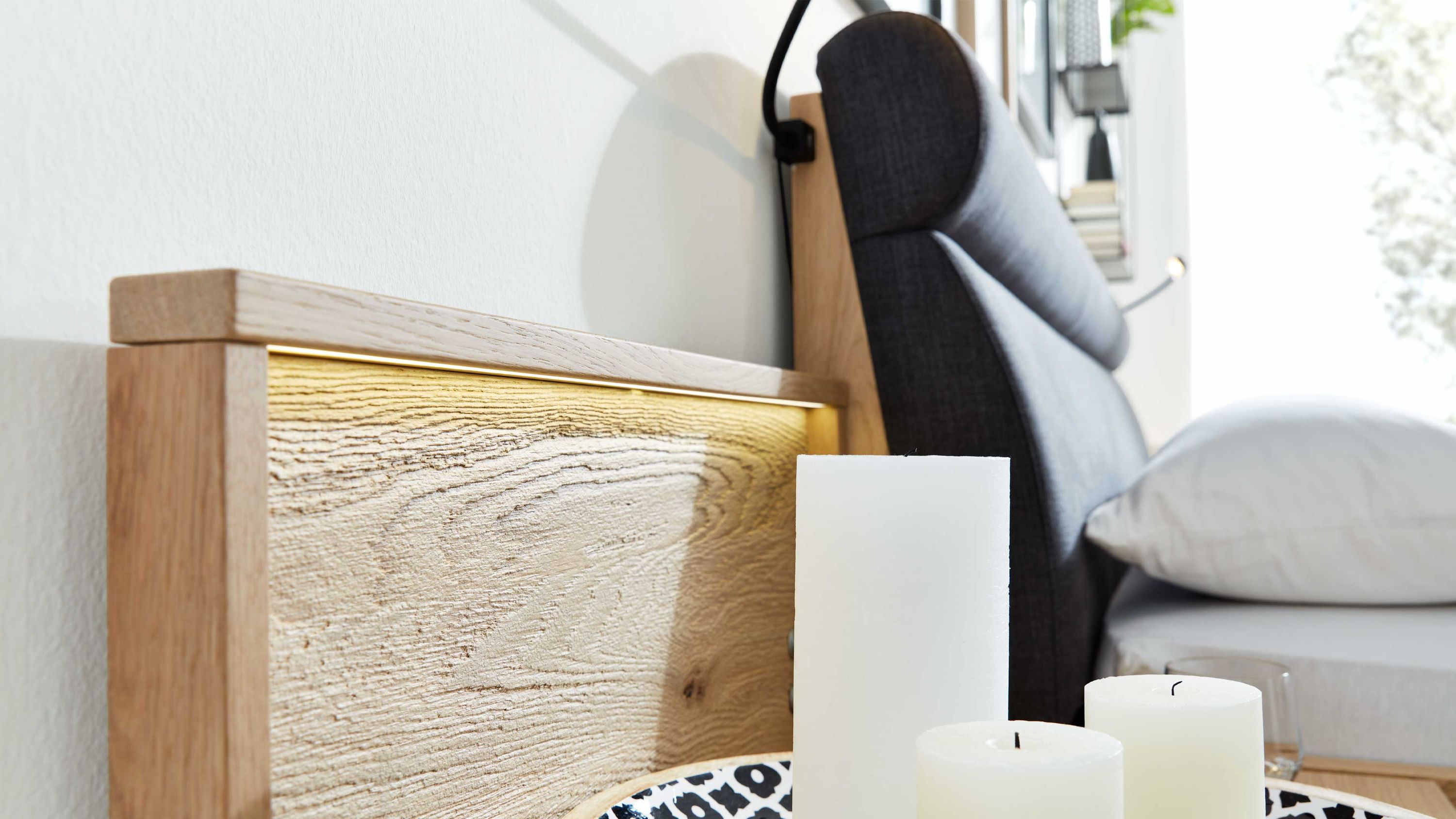 Schlafzimmer Holzpaneel mit Beleuchtung und gepolstertem Kopfteil Holzpaneel mit integrierter Beleuchtung und gepolstertem Kopfteil in dunkelgrauer Farbe