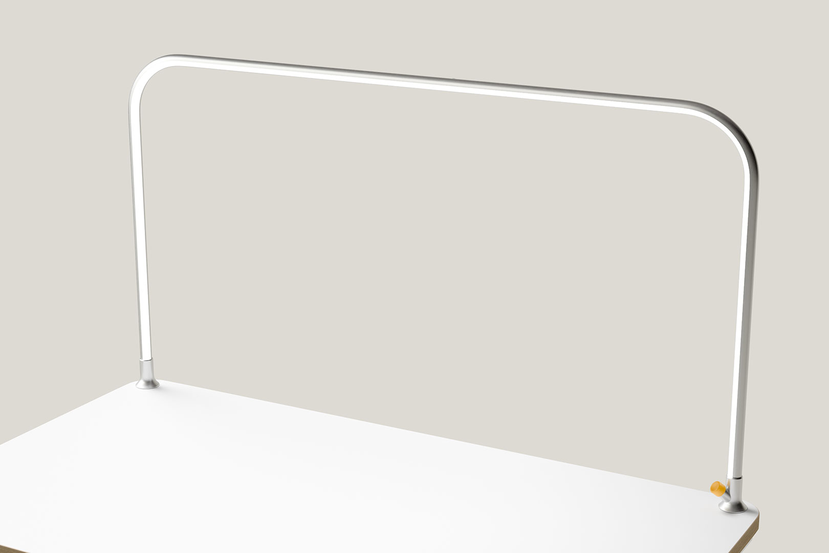 Minimalistische Aluminium-Schreibtischlampe mit rechteckigem Rahmen und weißer Oberfläche.