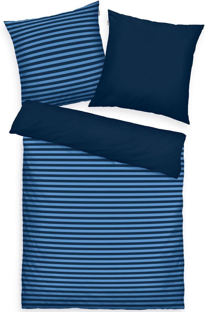 Dunkelblau-blau gestreiftes Bettwäsche-Set mit zwei Kissen und Bettdecke, von schräg oben aufgenommen