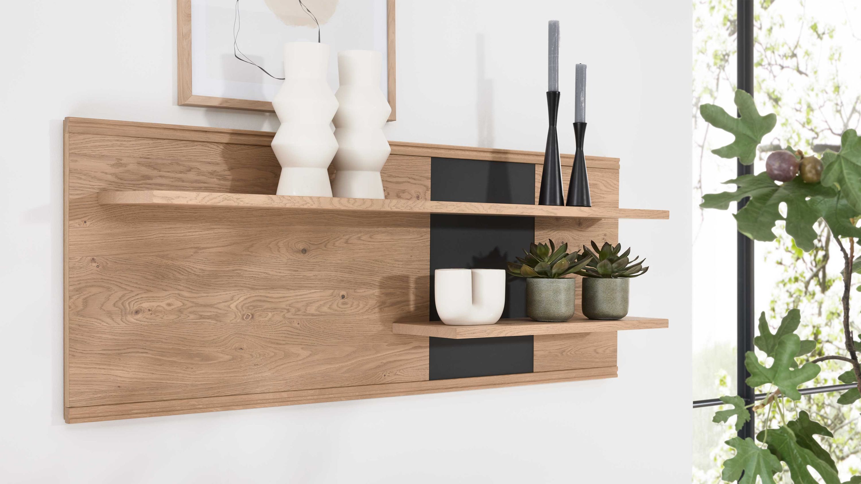Rechteckiges Wandpaneel mit zwei Holzregalen und anthrazitfarbenen Akzenten an der Wand