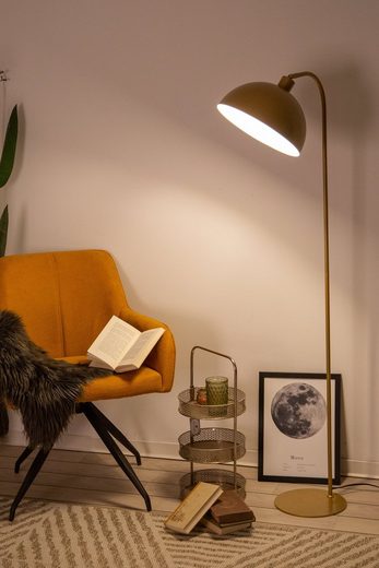 Stehlampe aus goldfarbenem Aluminium mit halbkugelförmigem Schirm  schräg von oben freigestellt fotografiert